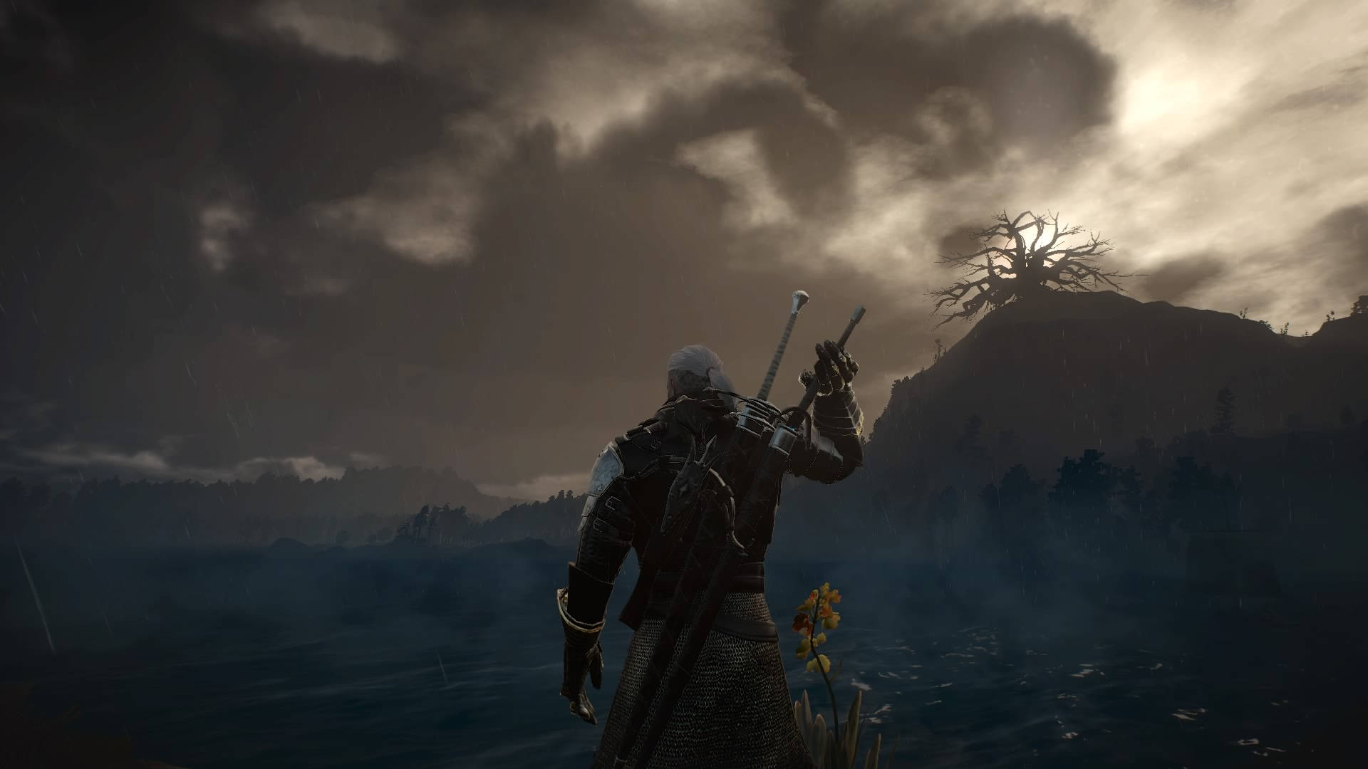 witcher 4K 桌布 壁紙 — 一個孤獨的裝甲戰士站在霧氣瀰漫的湖邊，手持一把劍，而黑暗的暴風雲籠罩著一個荒蕪的山丘，上面有一棵扭曲的樹。