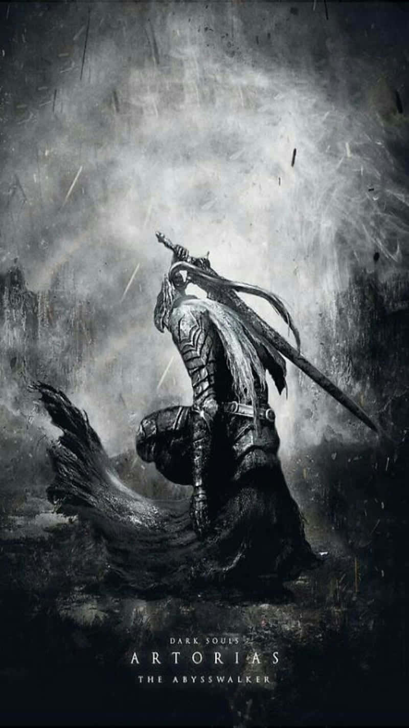 Android Mordhau 桌布 壁紙 — 一個孤獨的裝甲戰士跪在風暴肆虐、荒涼的風景中，高舉一把巨大的劍，對抗著旋轉的黑暗天空。