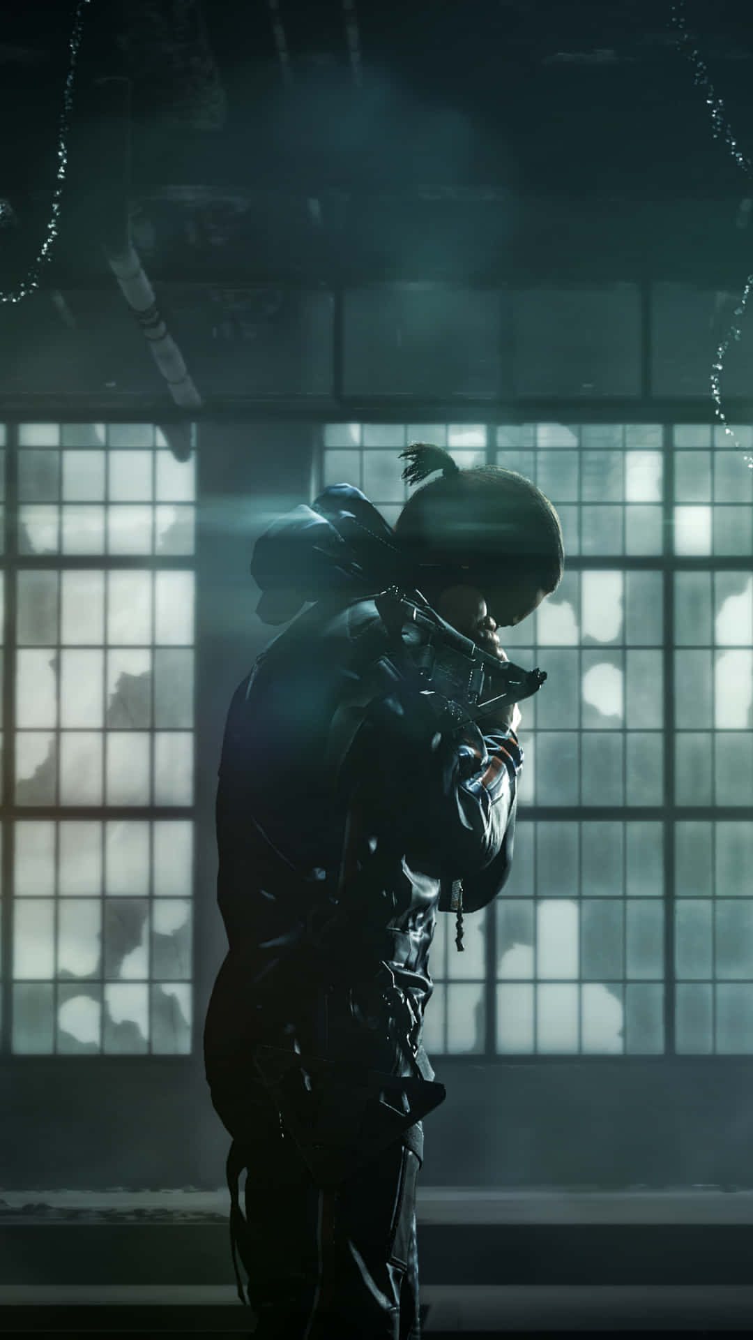 Death Stranding Mobile 桌布 壁紙 — 一個孤獨的裝甲身影，在佈滿灰塵的窗格前形成剪影，沐浴在背後冷藍色的光線中。