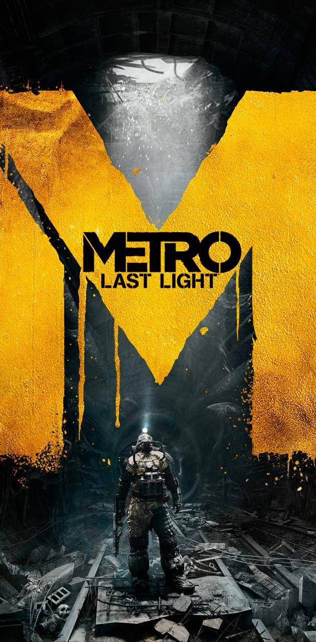 Metro Phone 桌布 壁紙 — 一個孤獨的裝甲身影站在廢棄的地鐵隧道中，上方有一個巨大的黃色「M」標誌，上面寫著「METRO LAST LIGHT」。