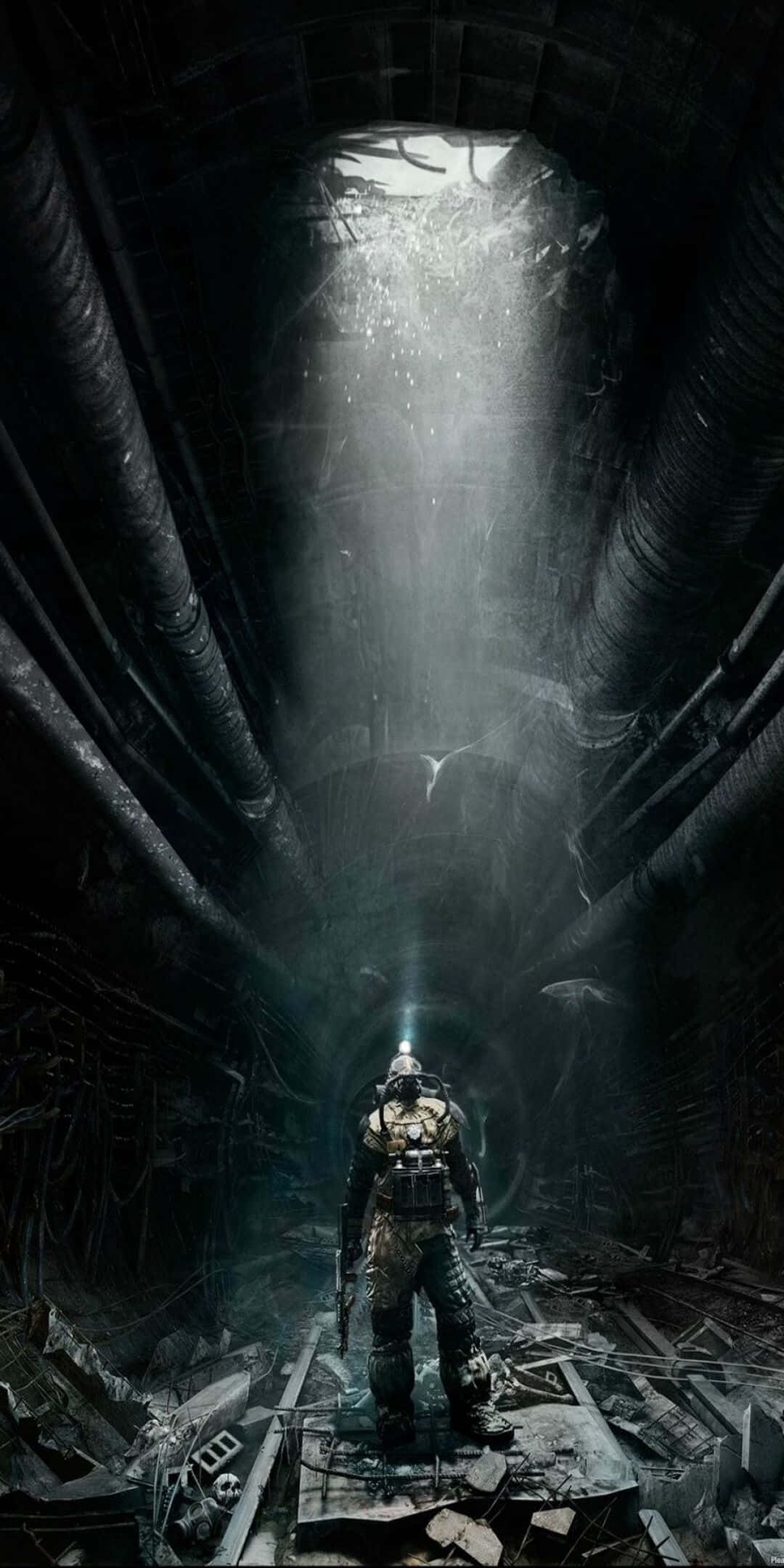 train tunnel 桌布 壁紙 — 一個孤獨的裝甲身影站在廢棄的工業隧道中，光線從上方穿透，照亮漂浮的碎片。