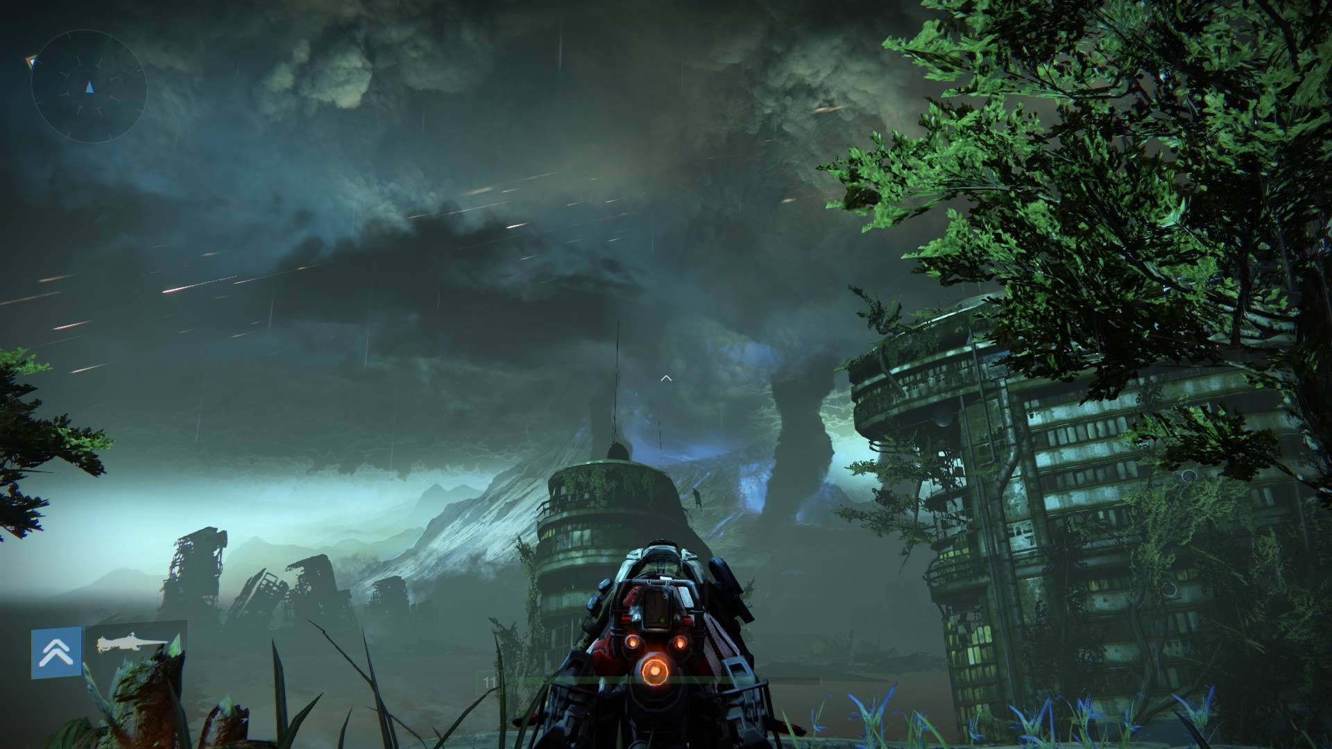 destiny 4K 桌布 壁紙 — 一個孤獨的裝甲身影站在被雨水浸透的廢墟城市景觀中，遠方有暴風雨的天空下發光的外星結構。