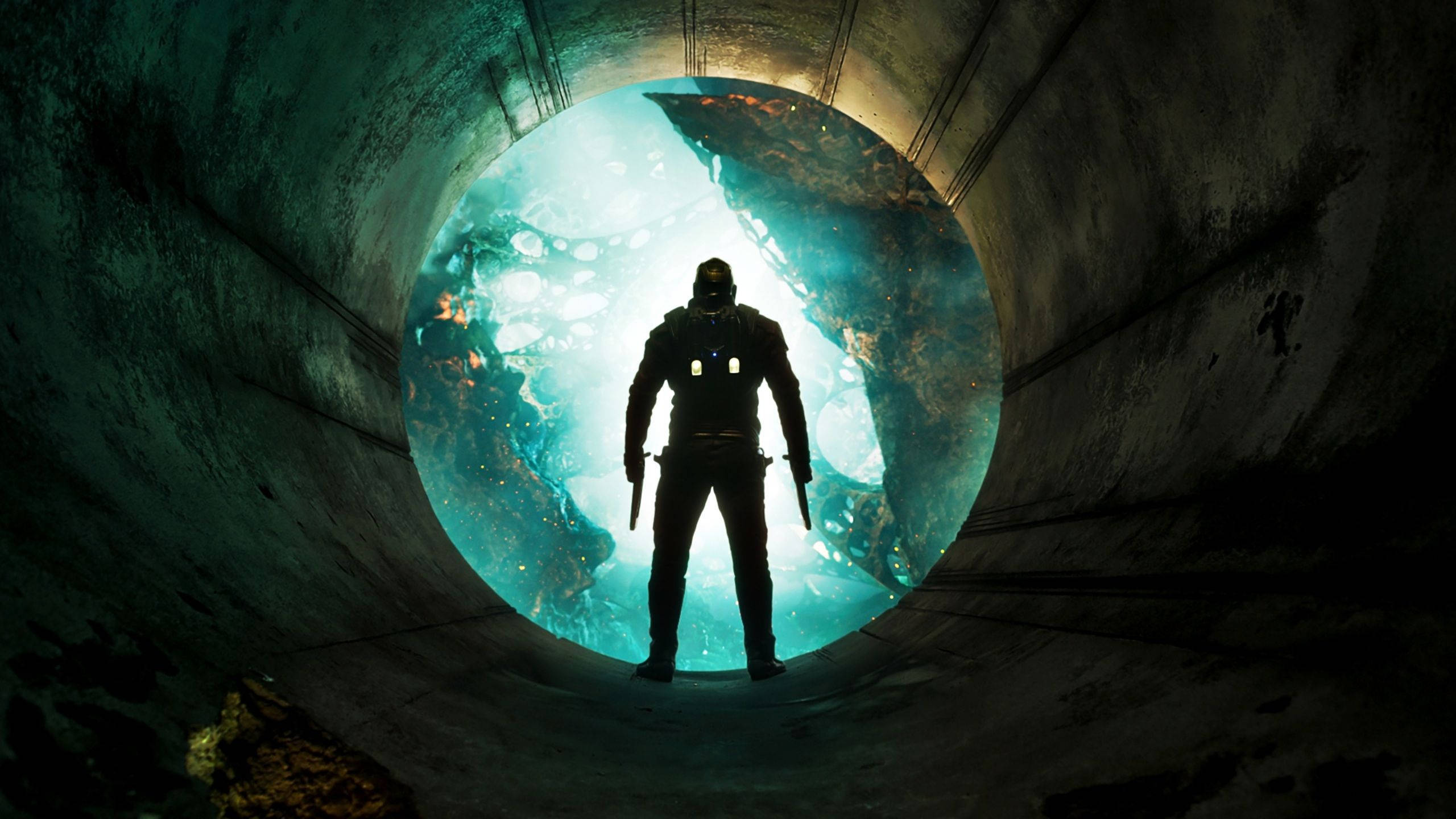 4K Guardians Of The Galaxy 桌布 壁紙 — 一個孤獨的裝甲身影站在黑暗的混凝土隧道盡頭，在發光的外星行星映襯下形成剪影。
