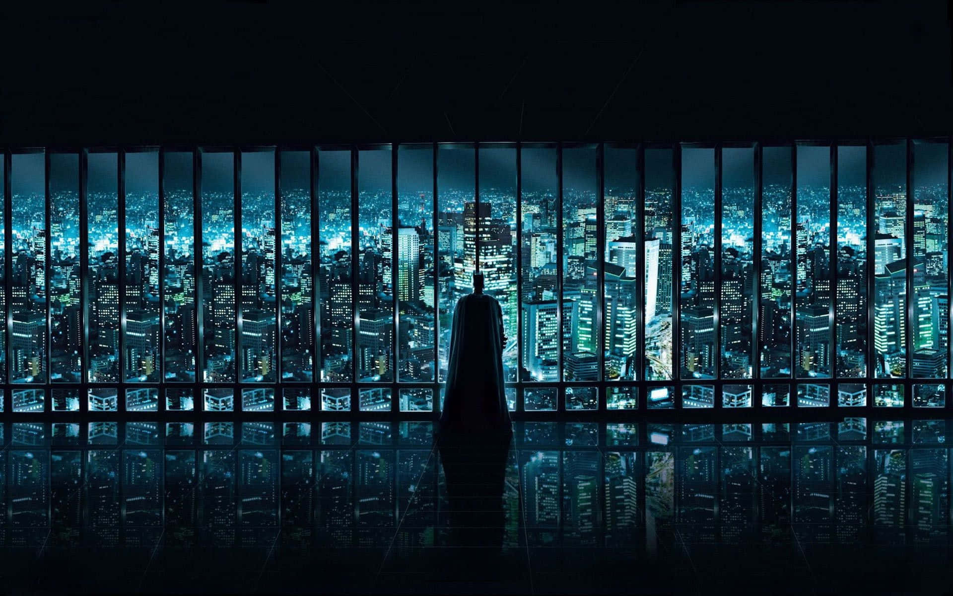 Gotham City 桌布 壁紙 — 一個孤獨的超級英雄剪影站在一個大窗前，俯瞰夜晚閃爍的霓虹城市景觀。