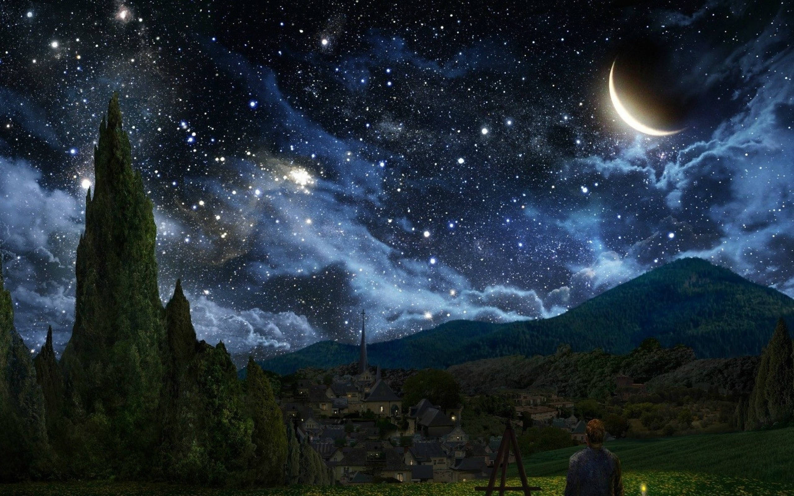 月亮與星星 桌布 壁紙 — 一個孤獨的身影凝視著星空，新月懸掛在群山和高聳柏樹環繞的古樸村莊之上。