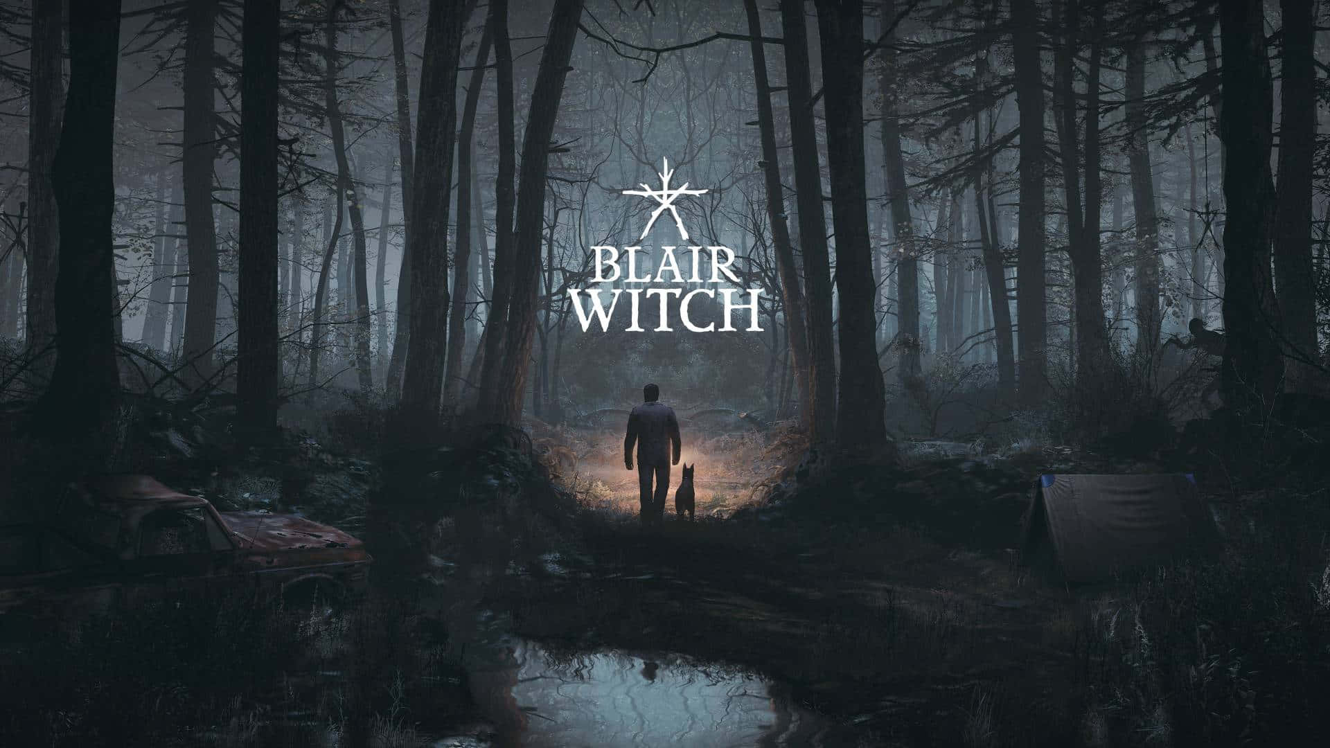 Witchy Desktop 桌布 壁紙 — 一個孤獨的身影和一隻狗在霧氣瀰漫的黑暗森林中行走，附近有一輛破車和帳篷，下方是Blair Witch標誌。