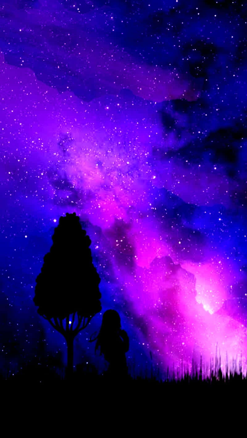 動漫 桌布 壁紙 — 一個孤獨的身影和樹的剪影站在充滿宇宙雲層的鮮豔紫色和藍色星空下。