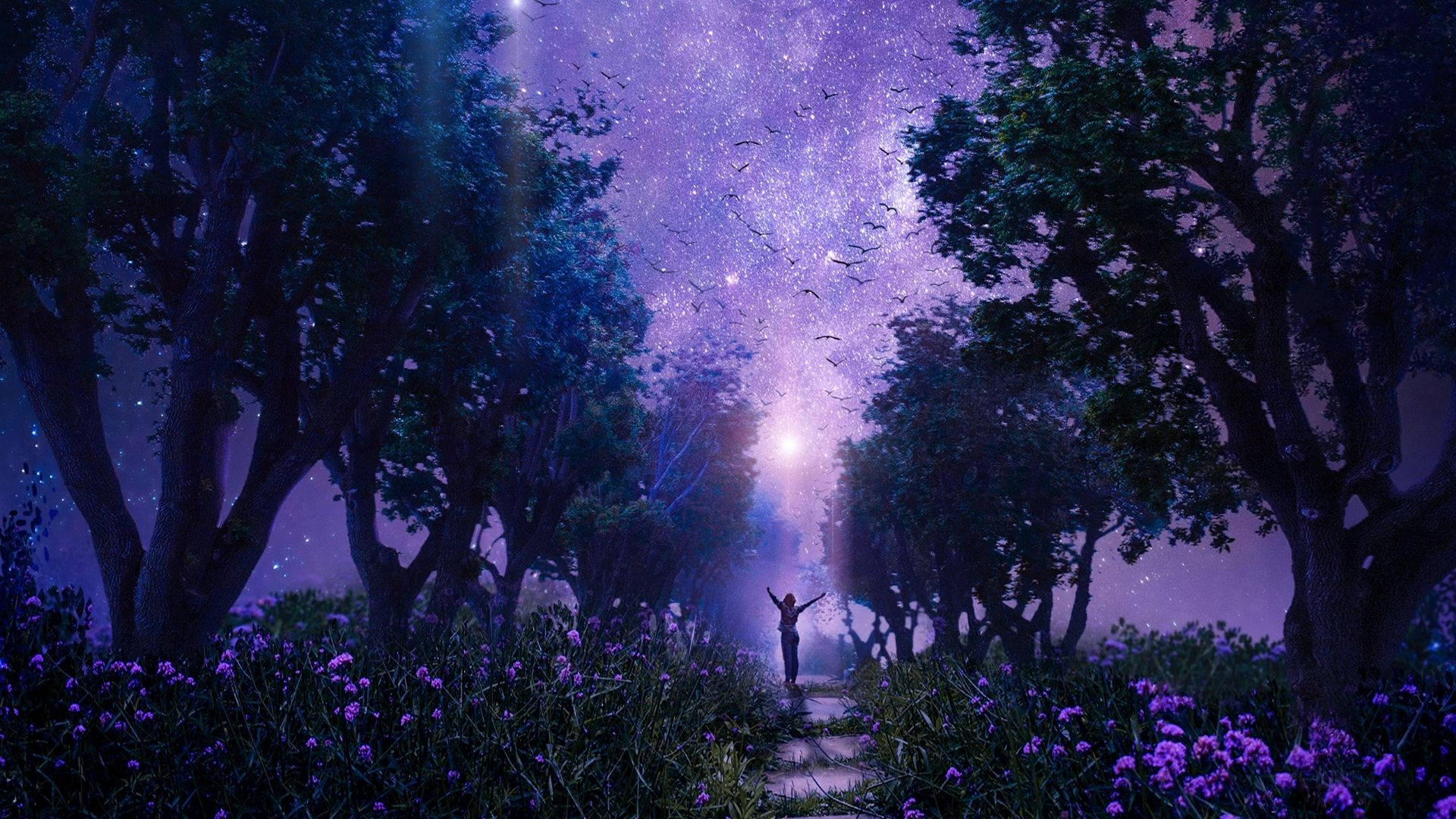 仙女美學 桌布 壁紙 — 一個孤獨的身影在充滿活力的紫色星空下敬畏地站立，雙臂高舉，聳立的樹木之間排列著發光的花朵。