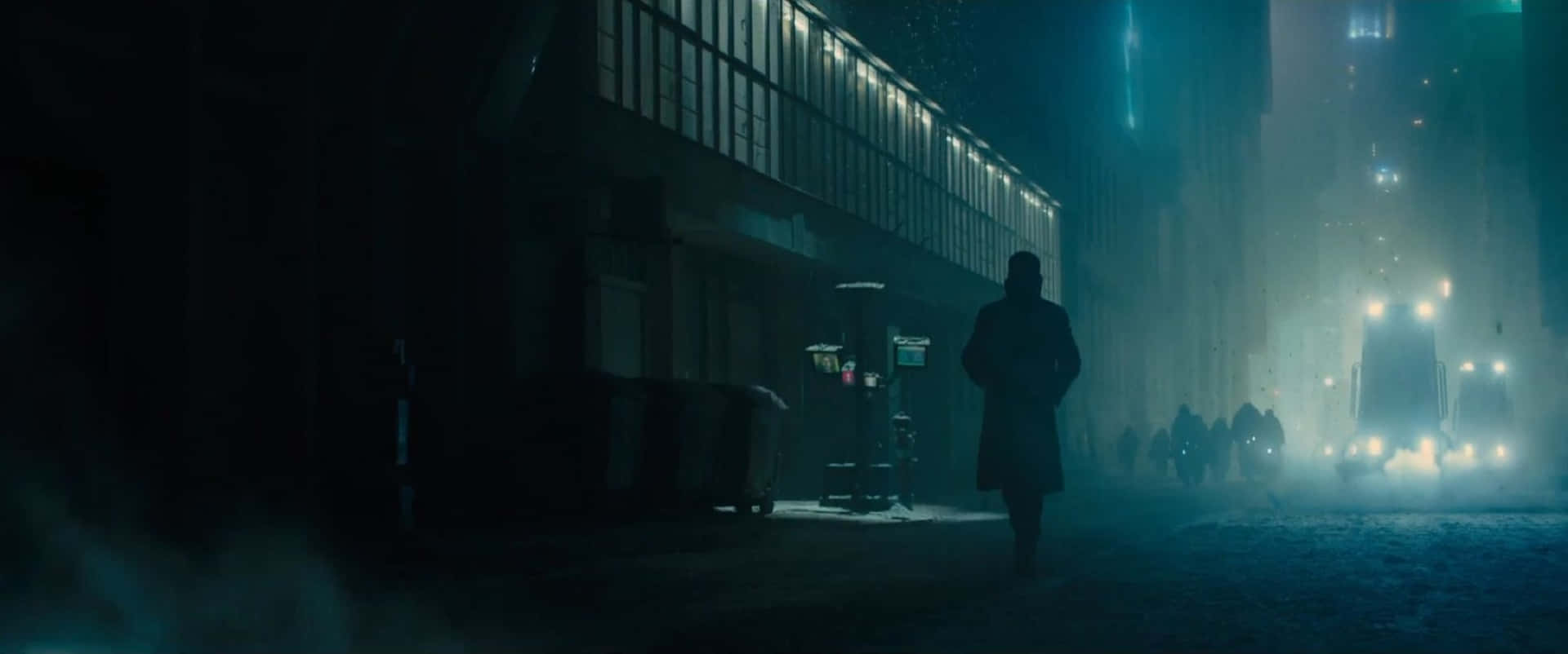 一個人在夜晚穿過霧氣瀰漫的霓虹城市街道的剪影。 — 銀翼殺手2049 壁紙