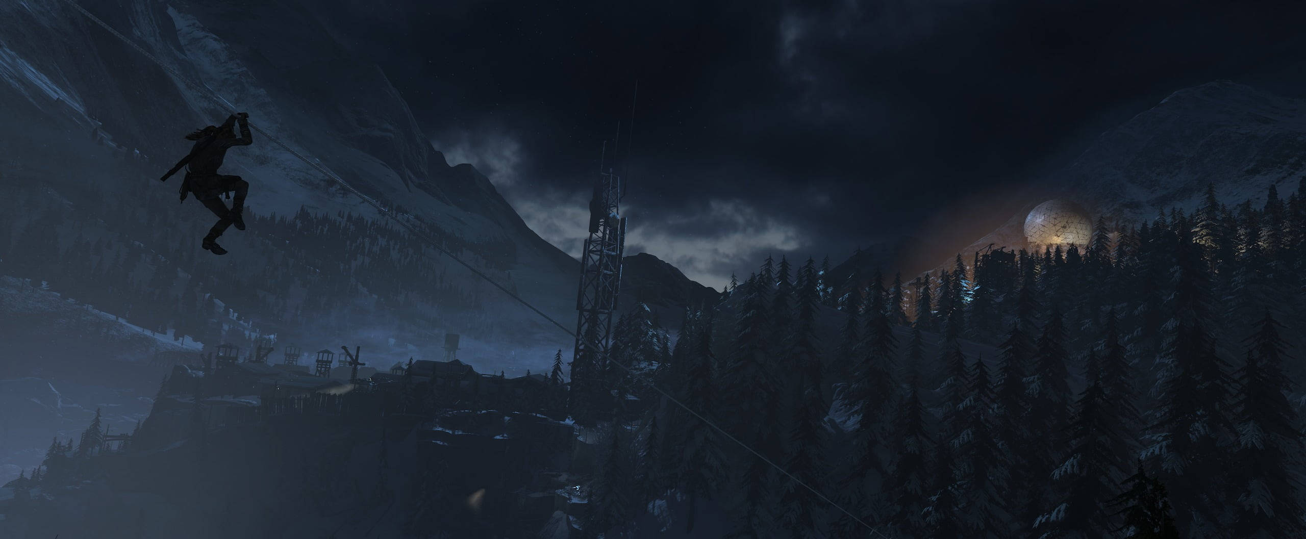 Rise Of The Tomb Raider 桌布 壁紙 — 一個孤獨的身影在夜晚的雪山上，在發光的月亮下沿繩下降，下方是森林。