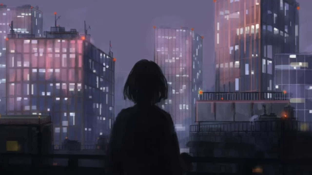 Retro Aesthetic 桌布 壁紙 — 一個孤獨的身影在夜晚站在屋頂上，凝視著紫色天空下閃爍的摩天大樓城市景觀。