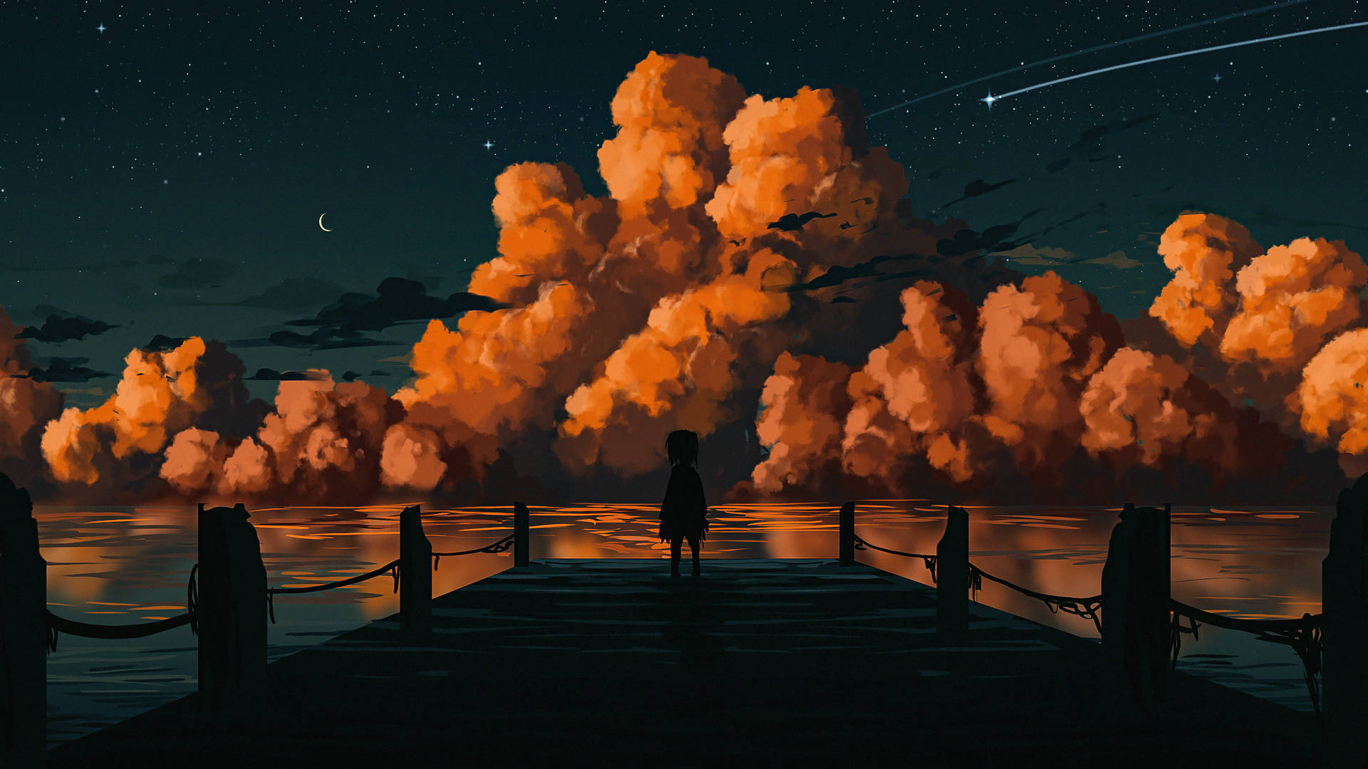 筆電 桌布 壁紙 — 一個孤獨的身影在夜晚站在碼頭上，凝視著在星空和彎月下水面倒映的發光橙色雲彩。