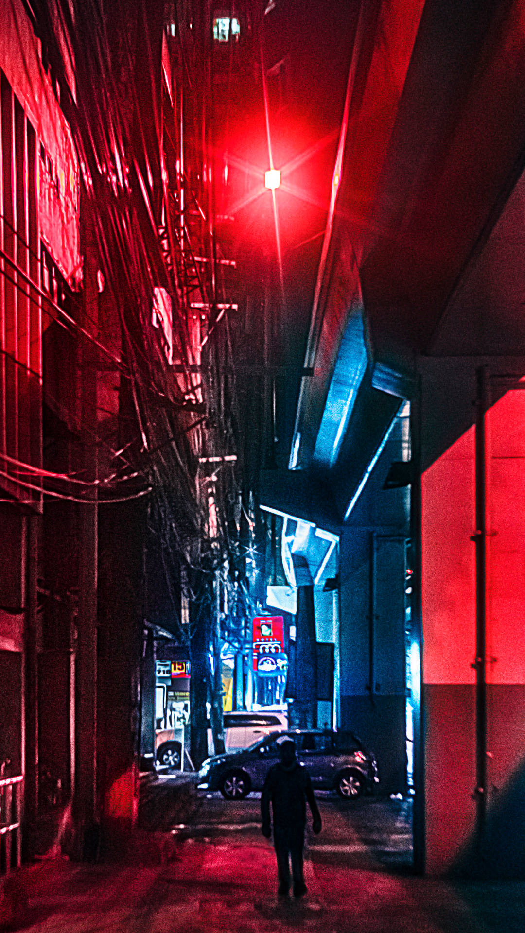 Manila 桌布 壁紙 — 一個孤獨的身影在夜晚走下一條狹窄的霓虹小巷，紅色和藍色的燈光在潮濕的路面上投射出戲劇性的陰影。