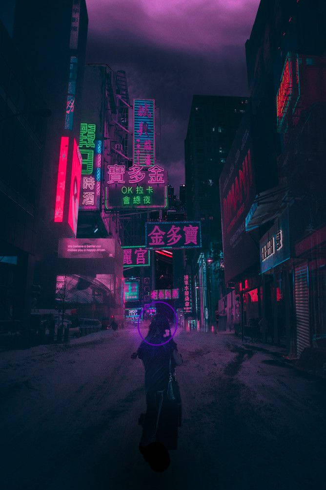Skyscraper 桌布 壁紙 — 一個孤獨的身影在夜晚走下一條積雪、霓虹燈照亮的後巷，發光的招牌在潮濕的人行道上投射出紫色和粉紅色的色調。