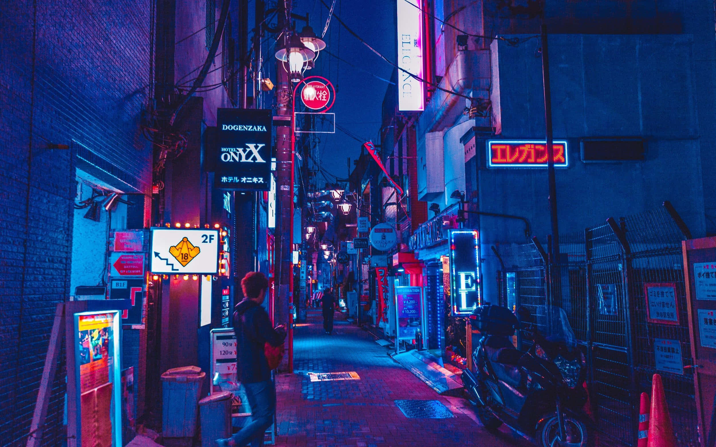 日本 桌布 壁紙 — 一個孤獨的身影在夜晚走下一條霓虹燈照亮的東京小巷，周圍環繞著發光的招牌和城市雜亂。