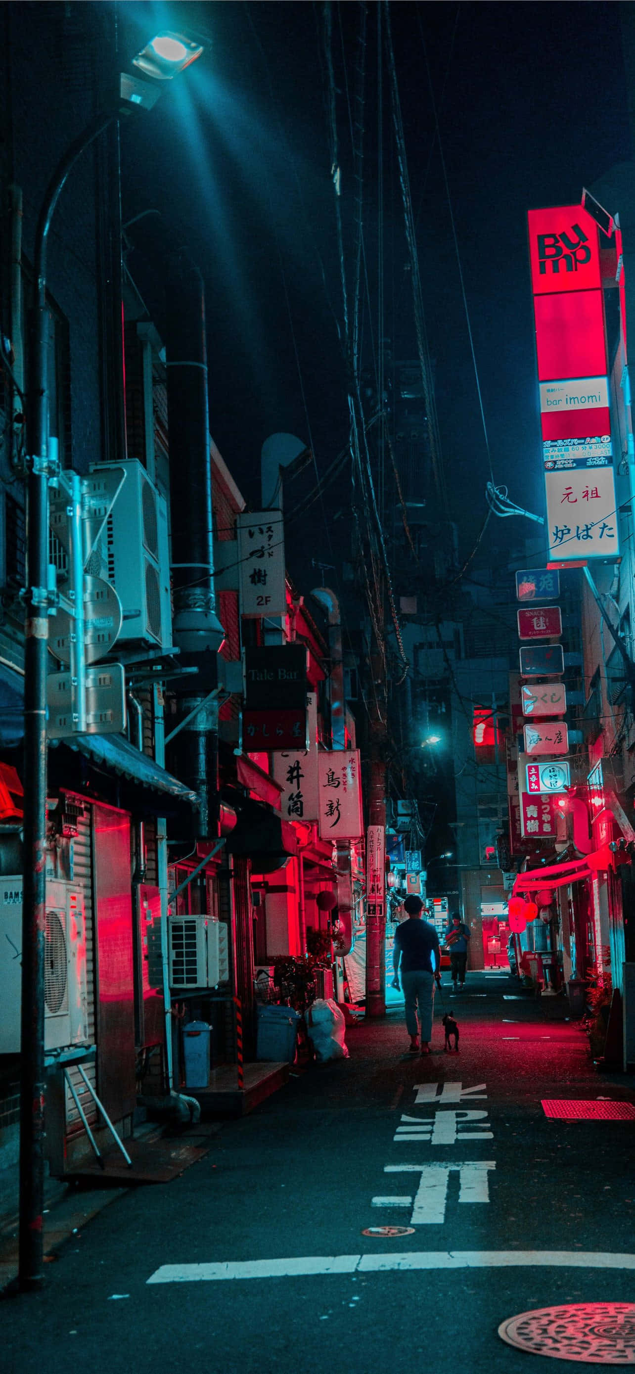Red Light District 桌布 壁紙 — 一個孤獨的身影在夜晚走下一條霓虹燈照亮的東京小巷，紅色和藍色的燈光在潮濕的路面上投下戲劇性的陰影。