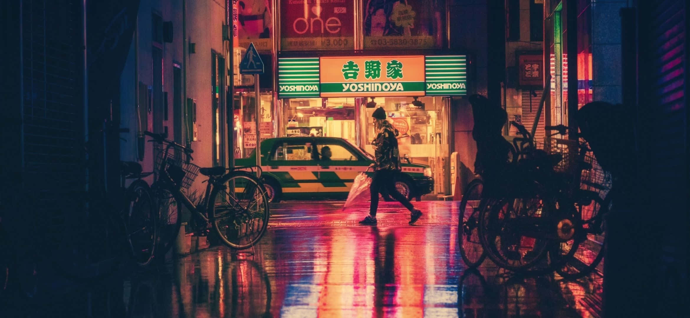 2340x1080 桌布 壁紙 — 一個孤獨的身影在夜晚走過東京霓虹燈閃爍的小巷，濕漉漉的瀝青路面反射著鮮豔的招牌和一輛停著的計程車。