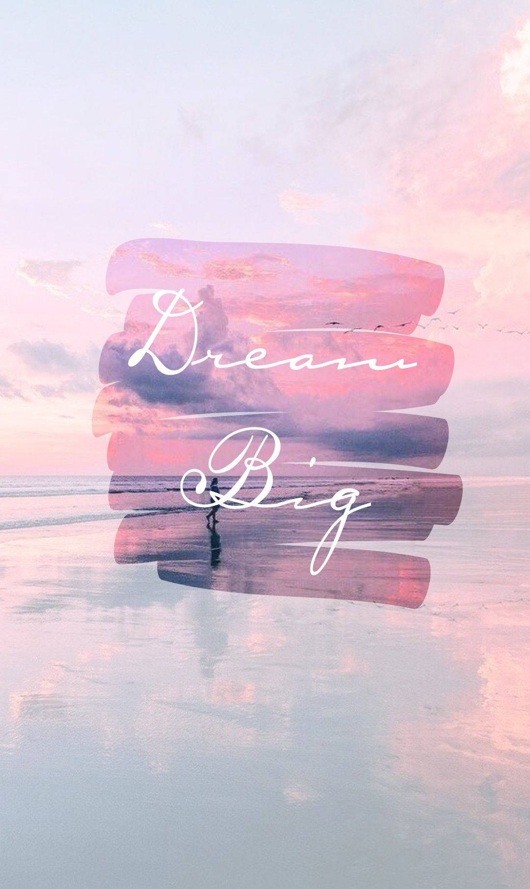 Motivational Quotes 桌布 壁紙 — 一個孤獨的身影在日落時分走在寧靜的海灘上，粉紅色和紫色的色調在水中反射，天空中有柔軟的雲朵和飛鳥。