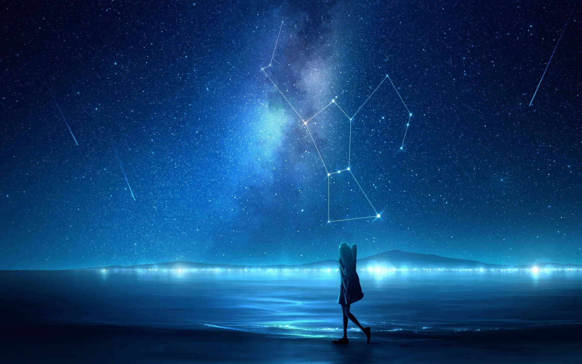 Alone 桌布 壁紙 — 一個孤獨的身影在星光燦爛的夜空下，沿著發光的海岸線行走，有顯著的星座和流星。