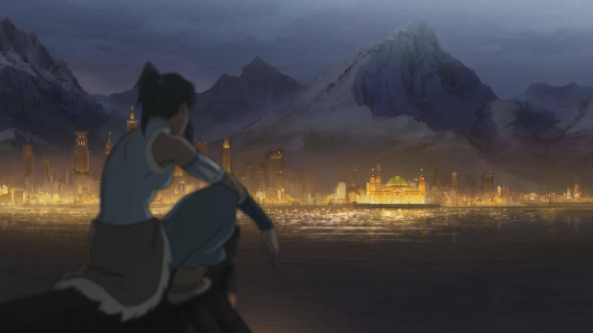 Korra 桌布 壁紙 — 一個孤獨的身影在暮色中坐在碼頭上，凝視著坐落在雪山之間的發光城市。