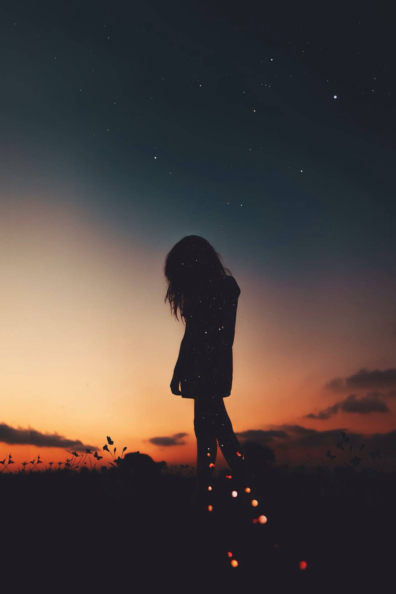 夜空 桌布 壁紙 — 一個孤獨的身影在暮色天空下形成剪影，天空點綴著星星和下方發光的螢火蟲。