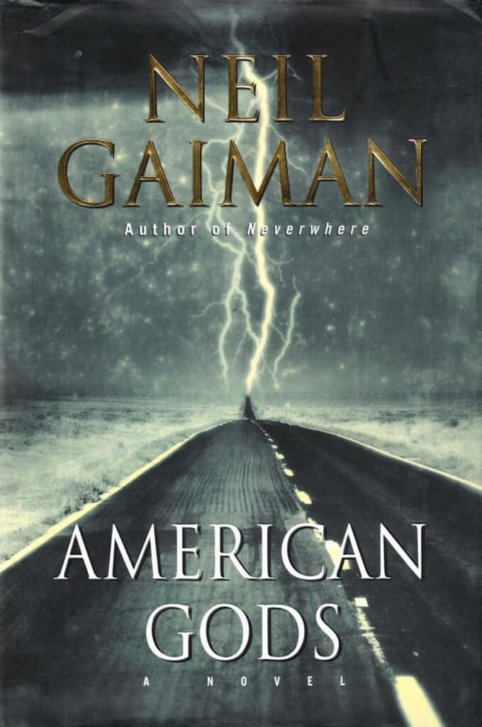 American Gods 桌布 壁紙 — 一個孤獨的身影在暴風雨的天空下走在一條荒涼的路上，一道巨大的閃電從頭頂劈下。