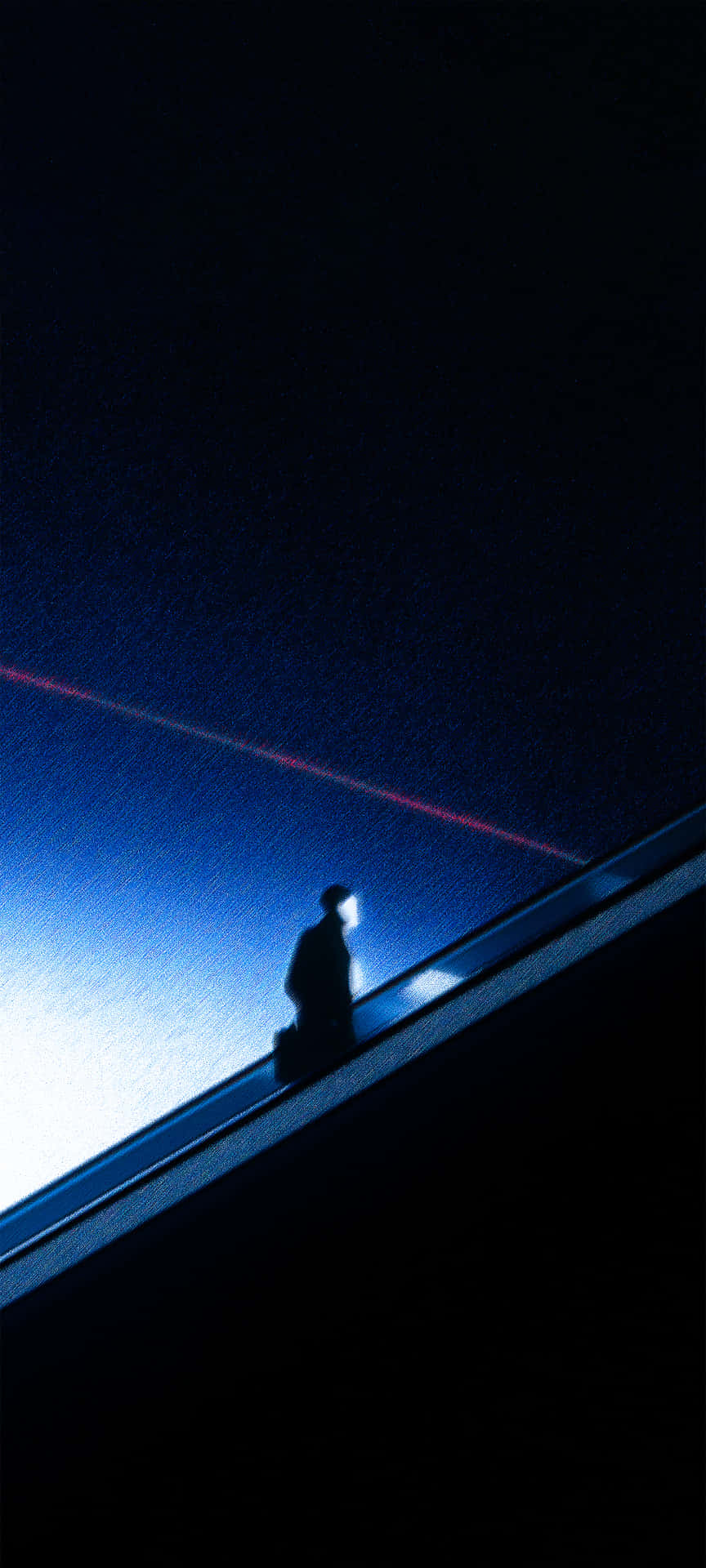 Lonely Silhouette on Escalator – Dark Blue Aesthetic Wallpaper 壁紙 — 一個孤獨的身影在深藍色夜空下，沿著發光的電扶梯上升，夜空被一道紅色雷射光束劃破。