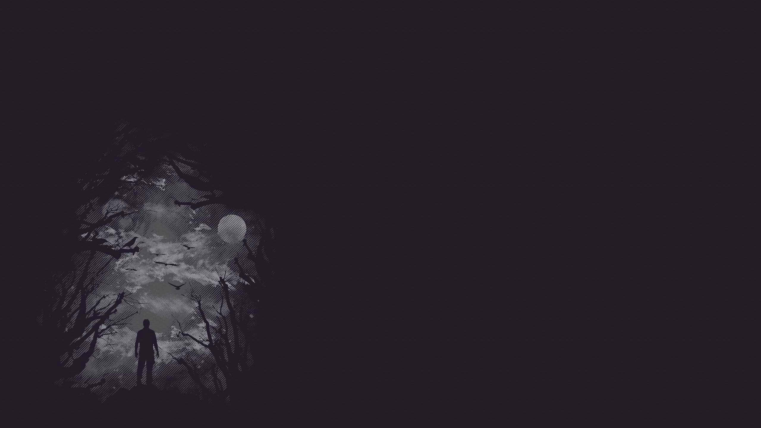Unsettling 桌布 壁紙 — 一個孤獨的身影在滿月下以剪影呈現，被扭曲的樹木環繞，身處黑暗陰森的森林中。