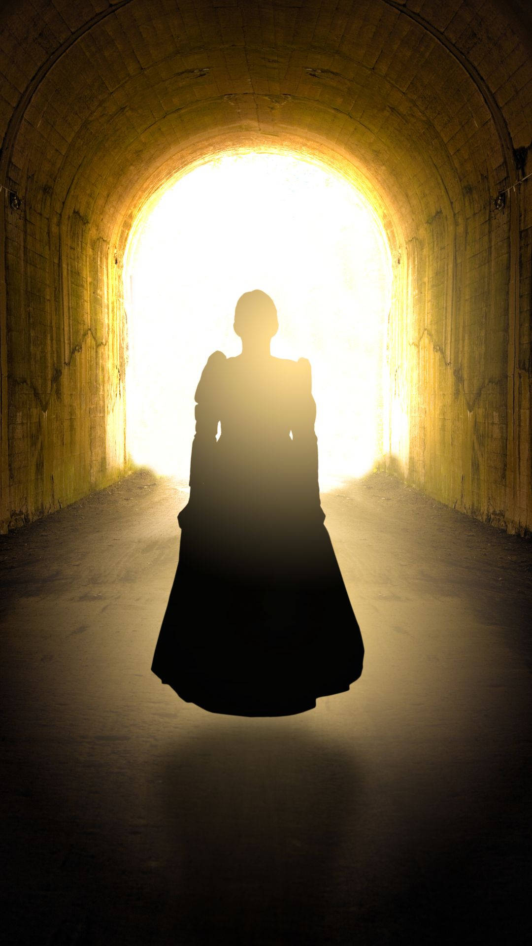 一個人站在石隧道明亮盡頭的剪影。 — 鬼魂 GIF 壁紙