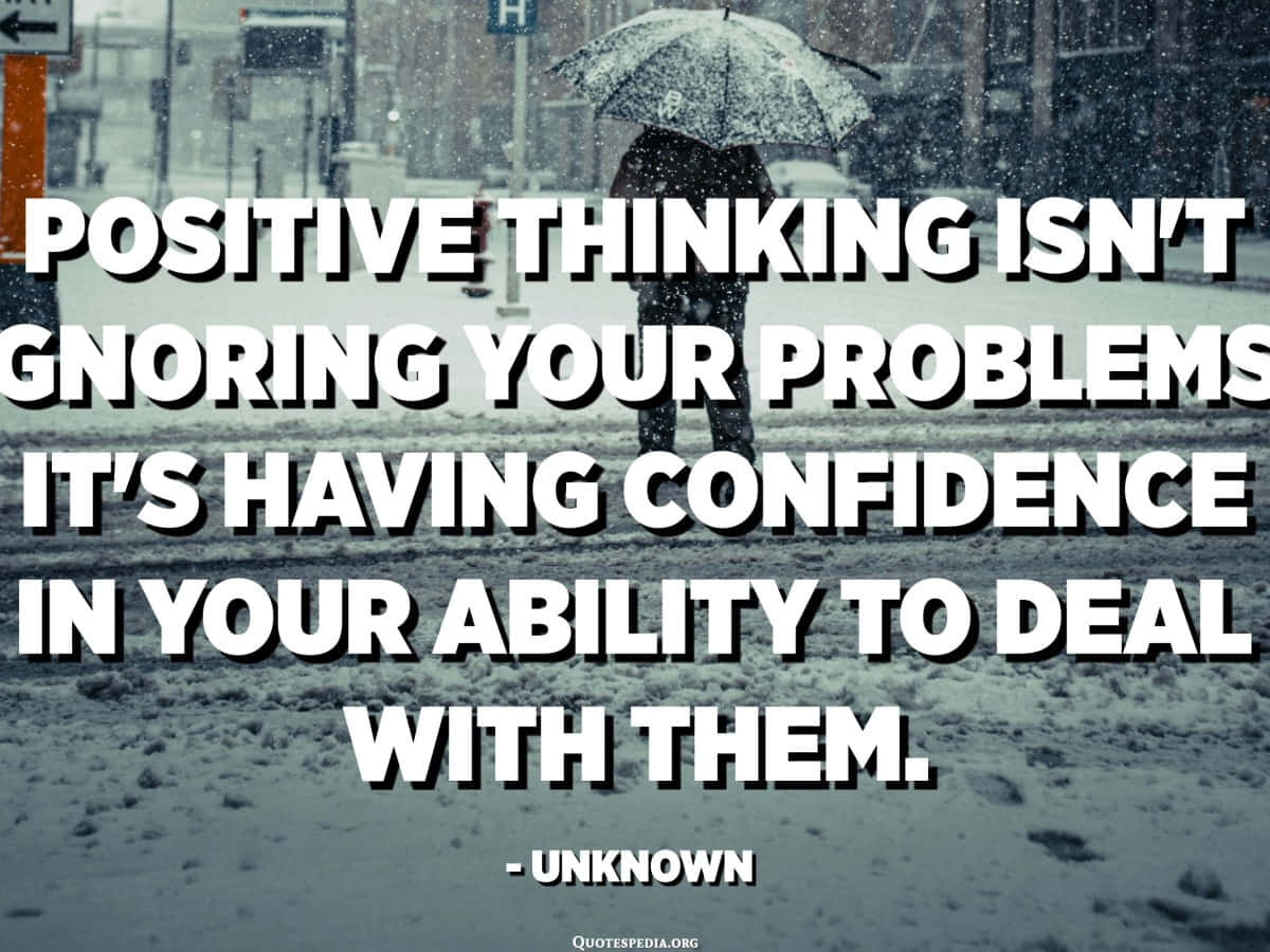 positivity 桌布 壁紙 — 一個孤獨的身影在積雪的都市街道上撐著傘行走，粗體白色文字覆蓋在場景上。