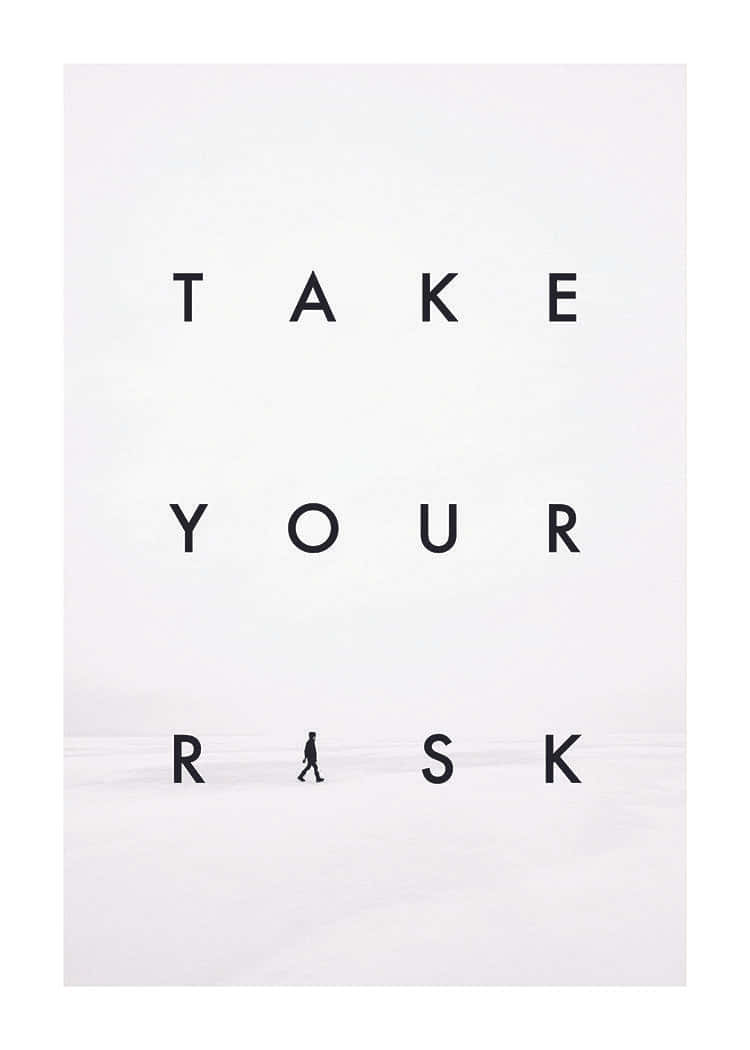Minimalist Typography 桌布 壁紙 — 一個孤獨的身影在簡約雪地上，行走於拼出「TAKE YOUR RISK」的粗黑字母之間。