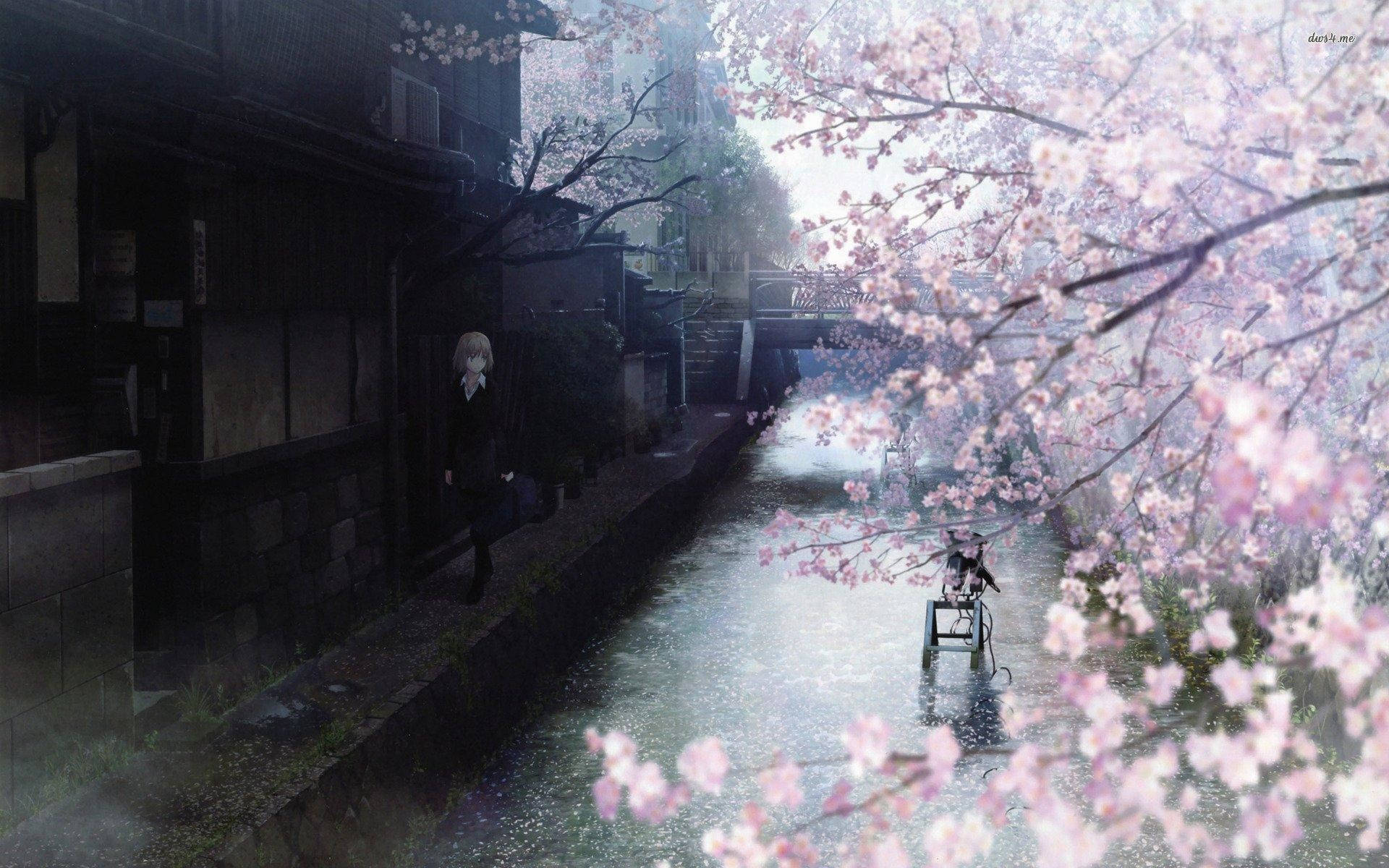 Anime Pc 桌布 壁紙 — 一個孤獨的身影在粉紅櫻花下沿著運河行走，而一名騎腳踏車的人在霧濛濛的春雨中從橋下經過。