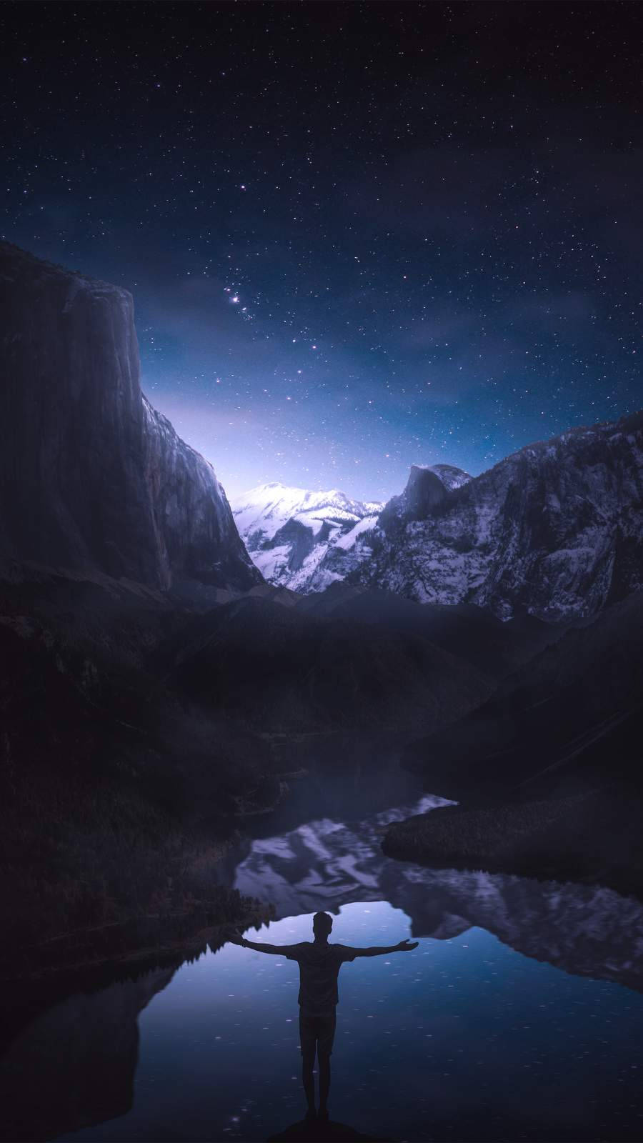 dreamy 桌布 壁紙 — 一個孤獨的身影在繁星點點的夜空下張開雙臂，倒映在被高聳雪山環繞的平靜湖面上。
