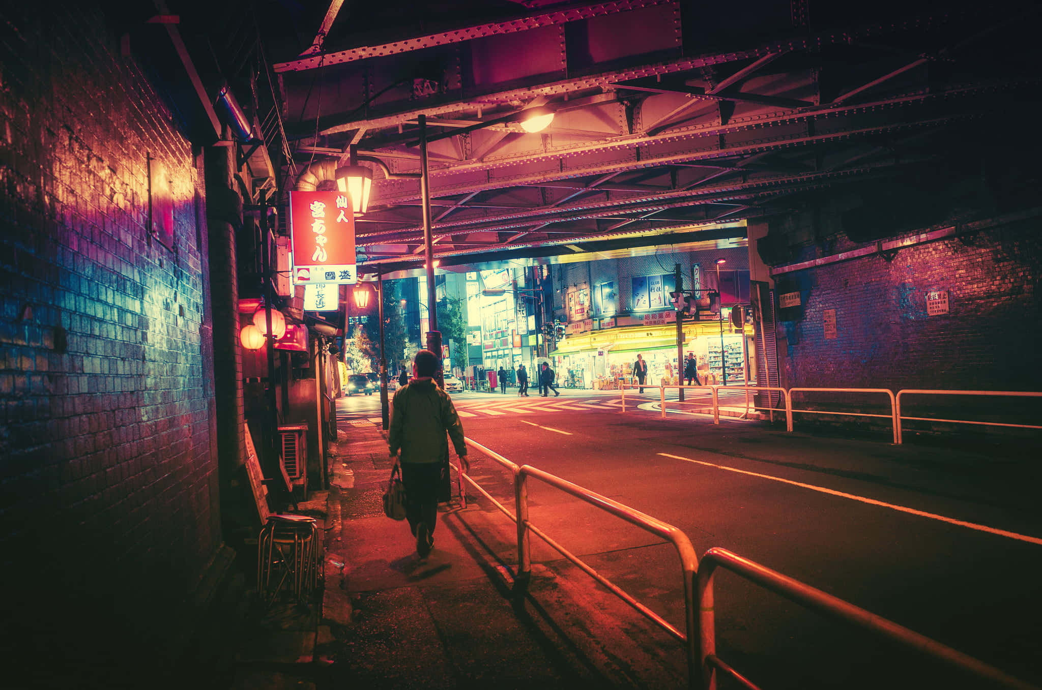 Sidewalk 桌布 壁紙 — 一個孤獨的身影在繁華城市的工業橋下，夜晚沿著霓虹燈閃爍的小巷行走。