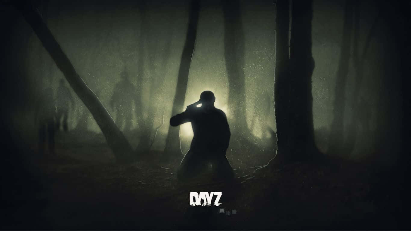 1366x768 Dayz 桌布 壁紙 — 一個孤獨的身影在迷霧森林中形成剪影，手持手電筒，陰影般的人物在黑暗中若隱若現。