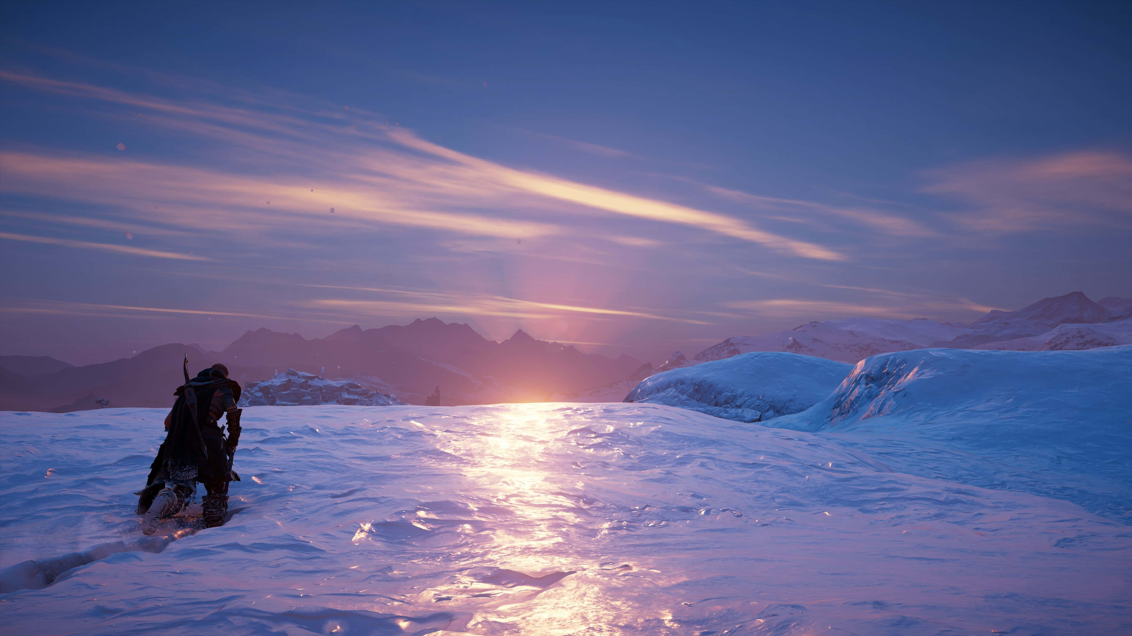 4K Assassin's Creed Valhalla 桌布 壁紙 — 一個孤獨的身影在雪中跋涉，而燦爛的夕陽將山頂染成粉紅色和紫色的色調。