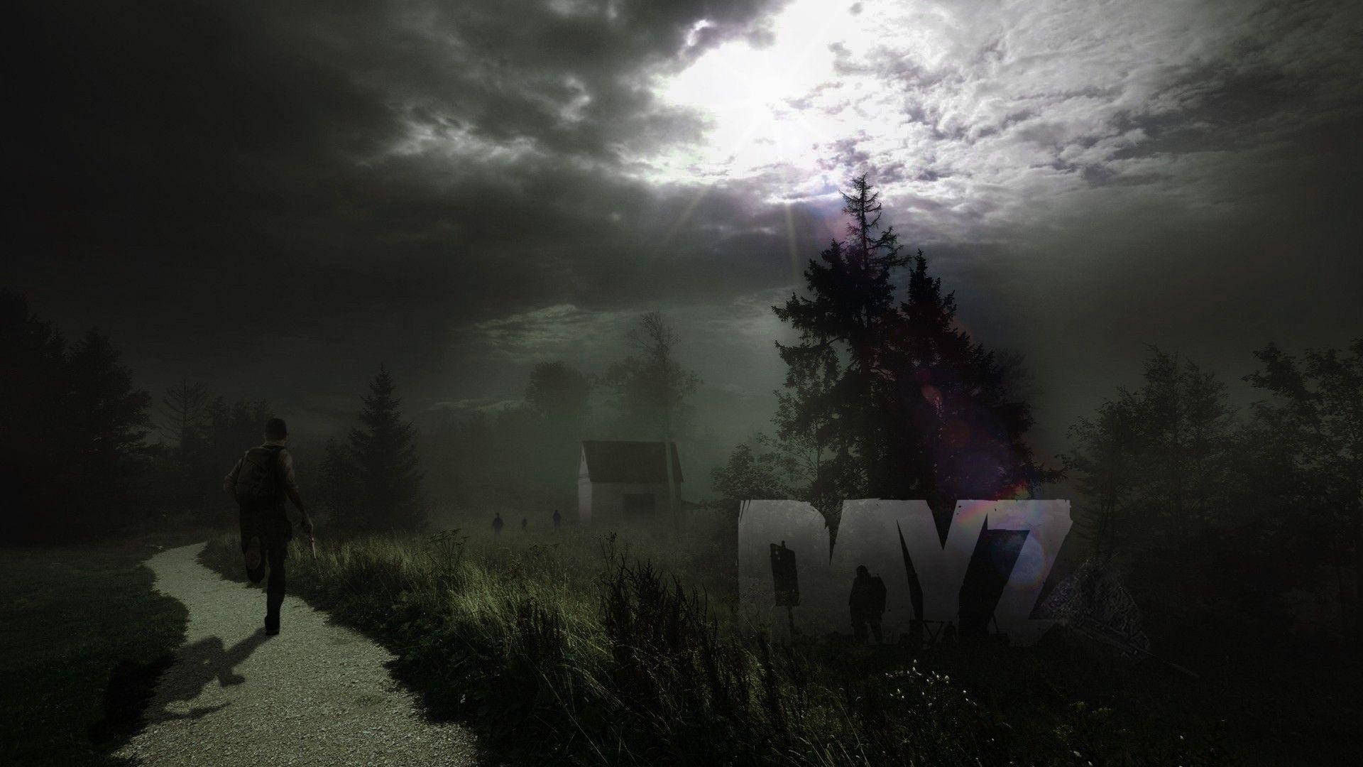 Dayz Desktop 桌布 壁紙 — 一個孤獨的身影在霧氣瀰漫的小徑上，朝著遠處的房子走去，天空風起雲湧，戲劇性的陽光穿透雲層。