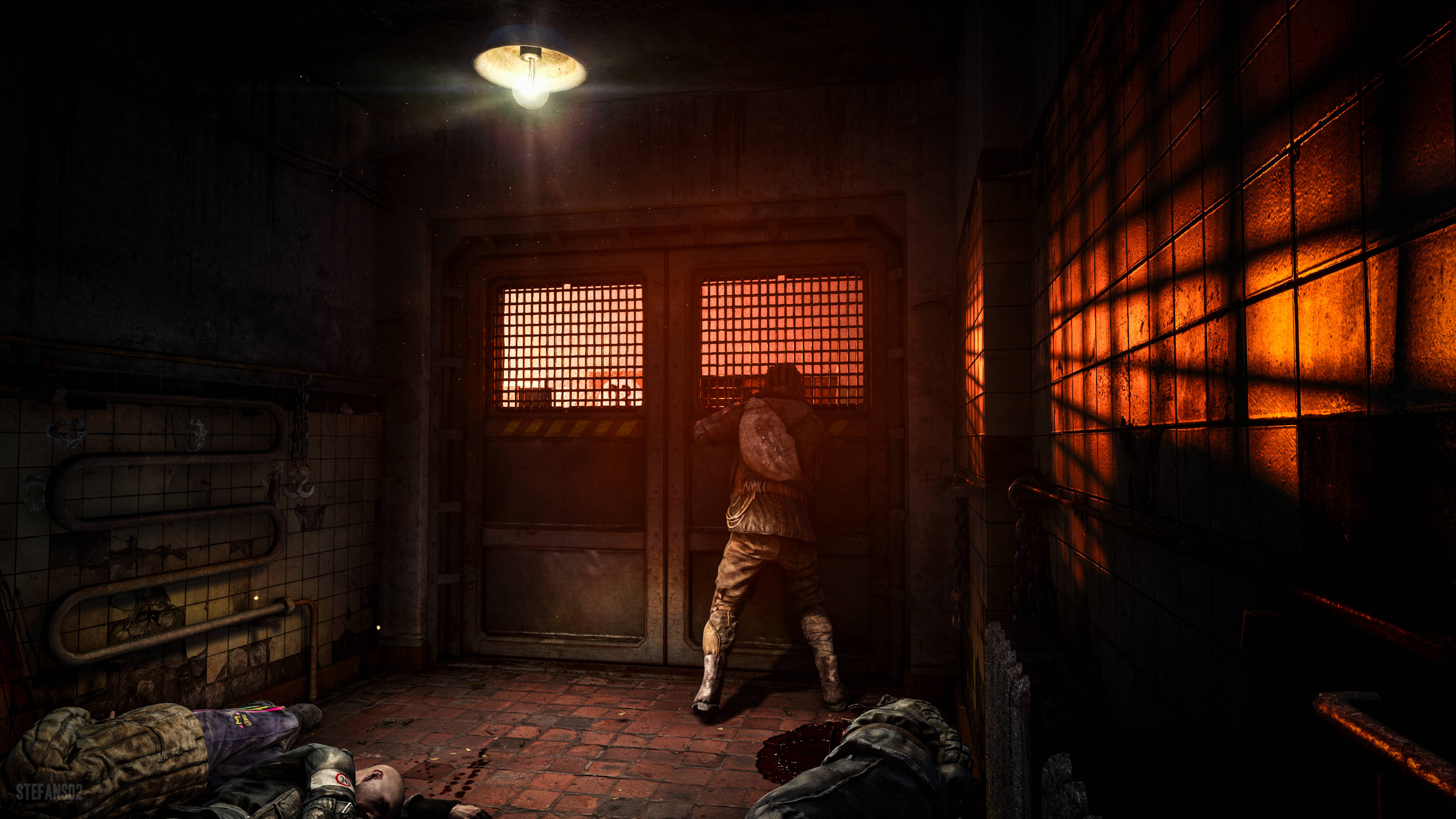 Metro Last Light 桌布 壁紙 — 一個孤獨的身影在骯髒的走廊中，窗戶有鐵欄杆，頭頂只有一盞燈，在倒下的屍體上投下長長的影子。