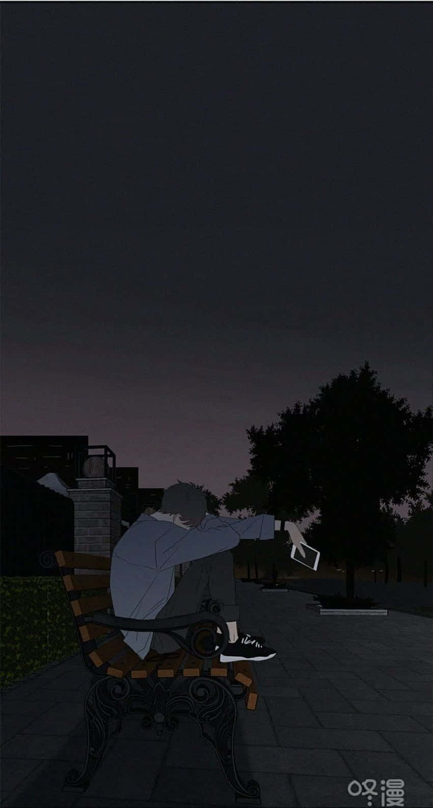 憂鬱男孩 桌布 壁紙 — 一個孤獨的身影在黃昏時分癱坐在公園長椅上，手持電話，陰暗的樹木在陰沉天空中若隱若現。