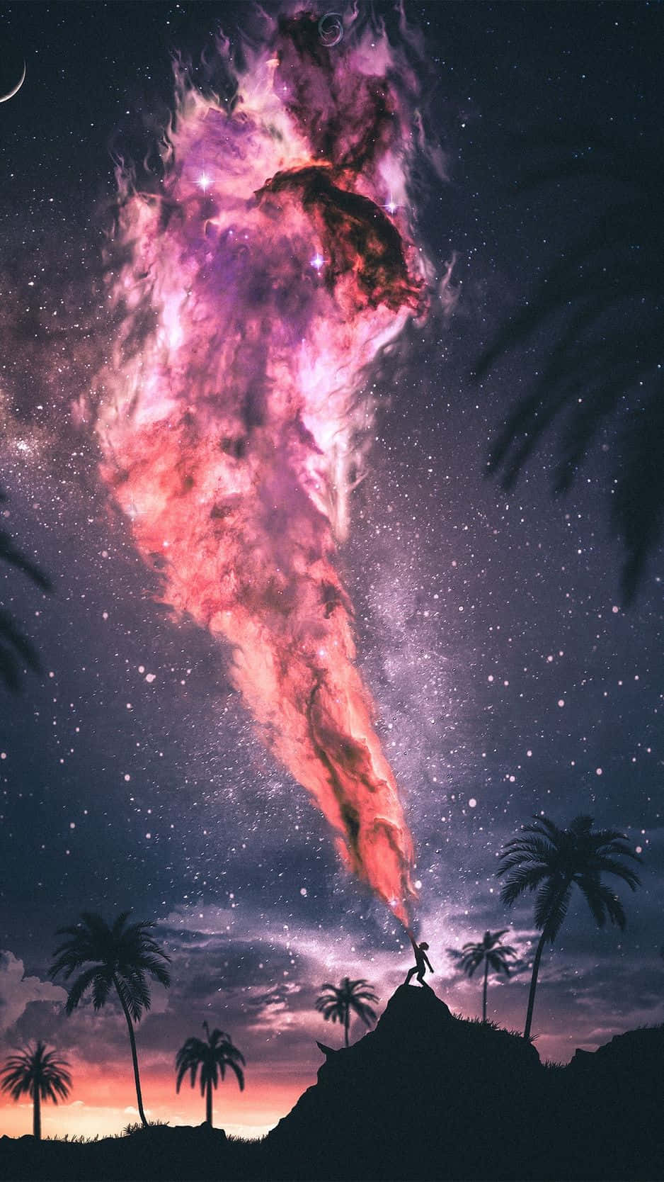 Stars 桌布 壁紙 — 一個孤獨的身影在黃昏時分站在熱帶山頂上，仰望一個巨大的宇宙星雲，在星空背景下發出粉紅色和紫色的光芒。