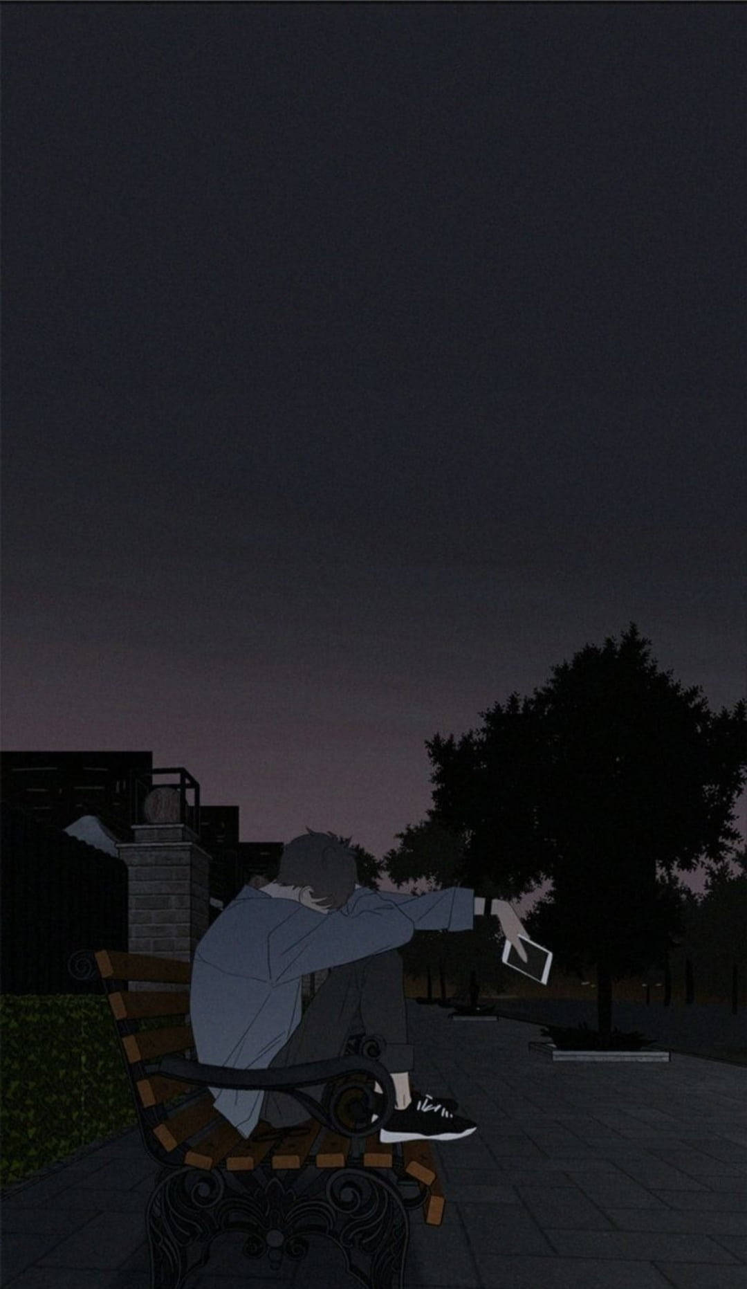 Cartoon Sad Alone 桌布 壁紙 — 一個孤獨的身影在黃昏時坐在公園長椅上，手持電話，樹木和建築物逐漸消失在陰影中。