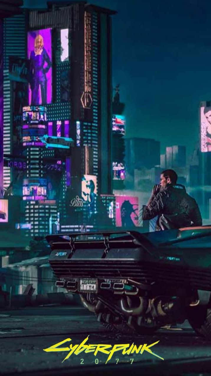 電馭叛客2077 桌布 壁紙 — 一個孤獨的身影坐在一輛未來主義的汽車上，身處夜晚霓虹燈閃爍的賽博龐克城市景觀中，周圍是高聳的廣告牌和雨水濕滑的街道。
