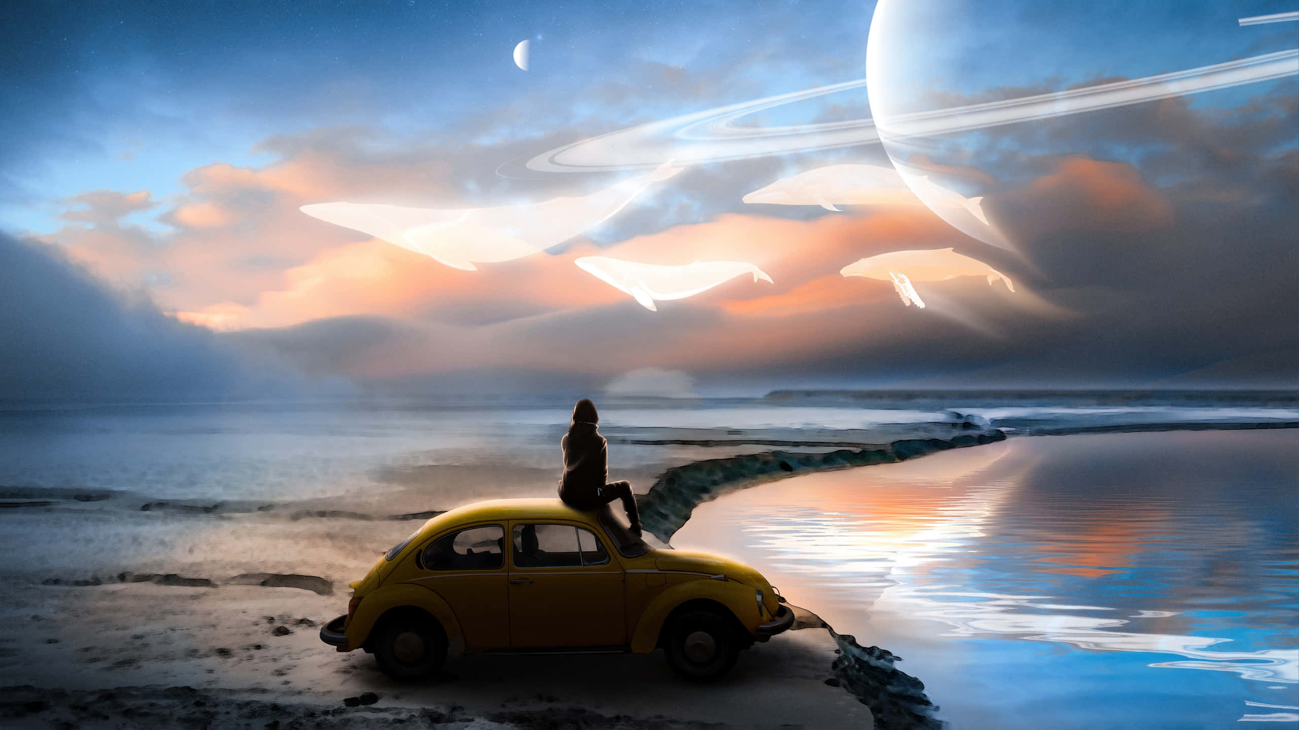奇幻藝術 桌布 壁紙 — 一個孤獨的身影坐在一輛黃色復古車上，位於霧氣瀰漫的海岸，天空超現實，有發光的行星和彎月。