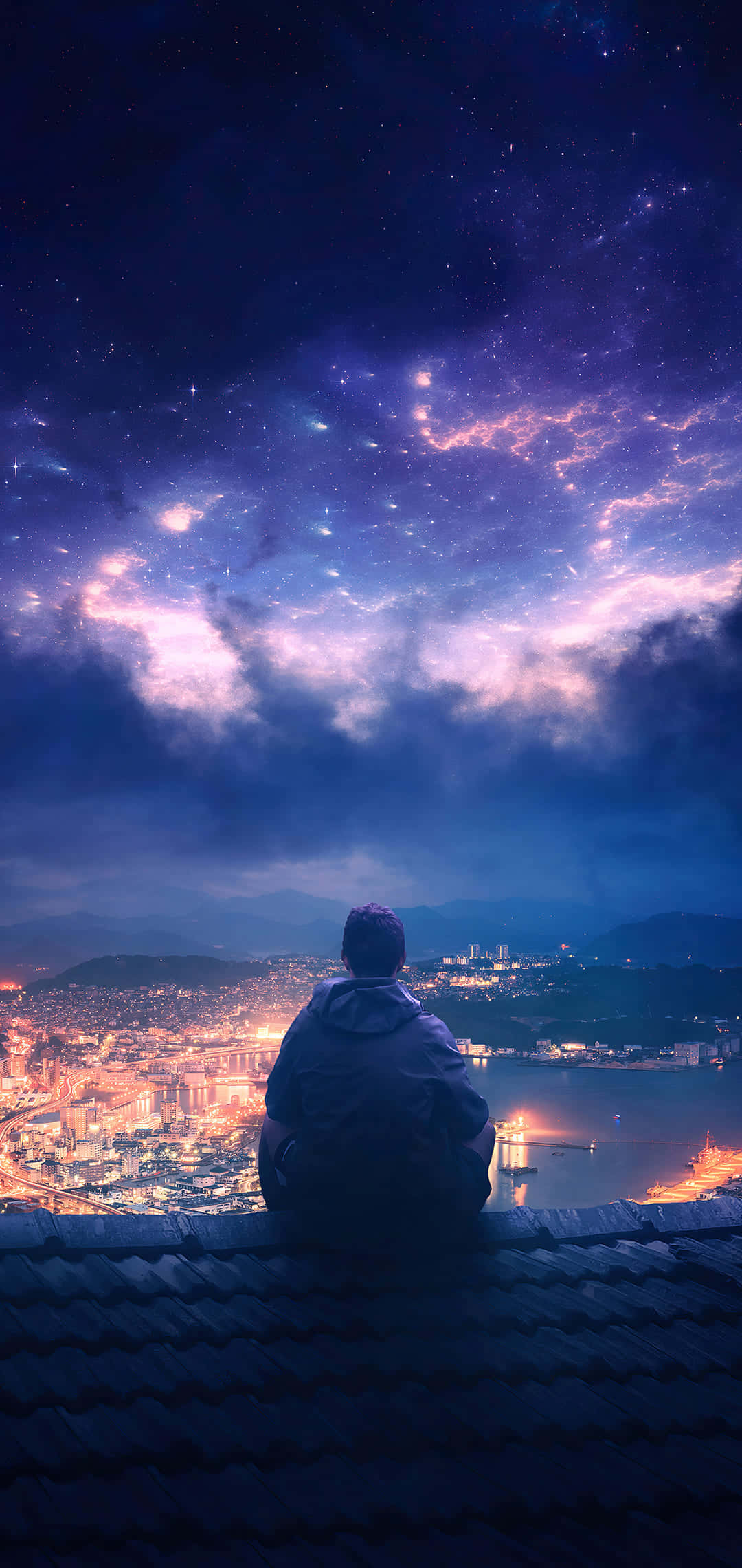 Alone 桌布 壁紙 — 一個孤獨的身影坐在屋頂上，俯瞰著在充滿活力的紫色和藍色星空夜空下閃閃發光的城市。