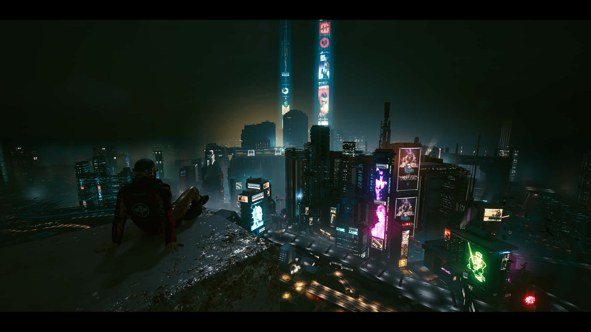 Cyberpunk Night City 桌布 壁紙 — 一個孤獨的身影坐在屋頂上，俯瞰著夜晚霓虹閃爍的賽博龐克城市景觀，高聳的摩天大樓和發光的廣告牌。