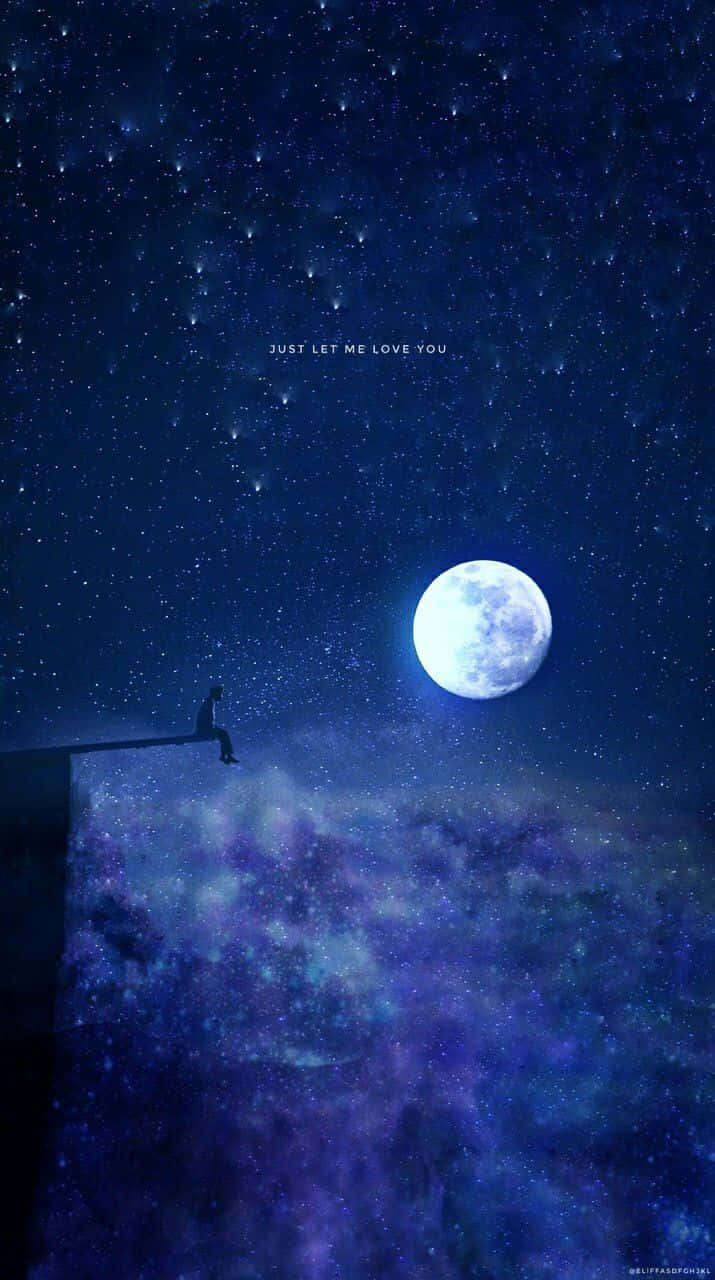 Night Sky Moon 桌布 壁紙 — 一個孤獨的身影坐在懸崖邊，凝視著在繁星夜空下發光的月亮，下方有宇宙雲層。