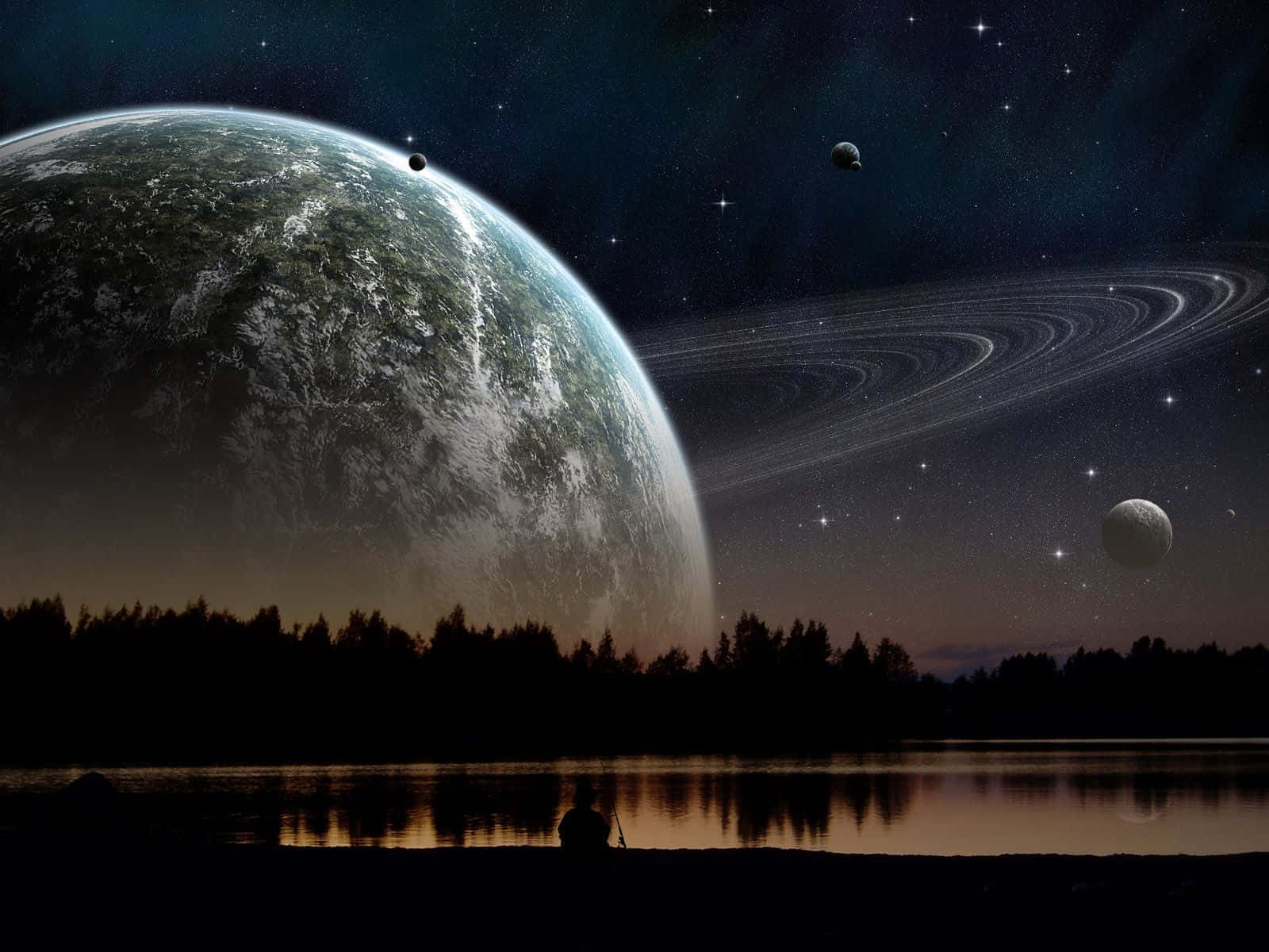 宇宙 桌布 壁紙 — 一個孤獨的身影坐在暮色中的湖邊，仰望星空宇宙背景下一個巨大的外星行星和旋轉的環。