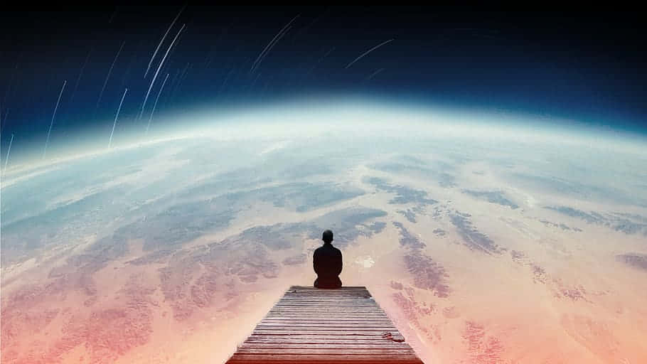太空 桌布 壁紙 — 一個孤獨的身影坐在木碼頭末端冥想，碼頭延伸至地球彎曲的地平線之上，上方有星軌旋轉。