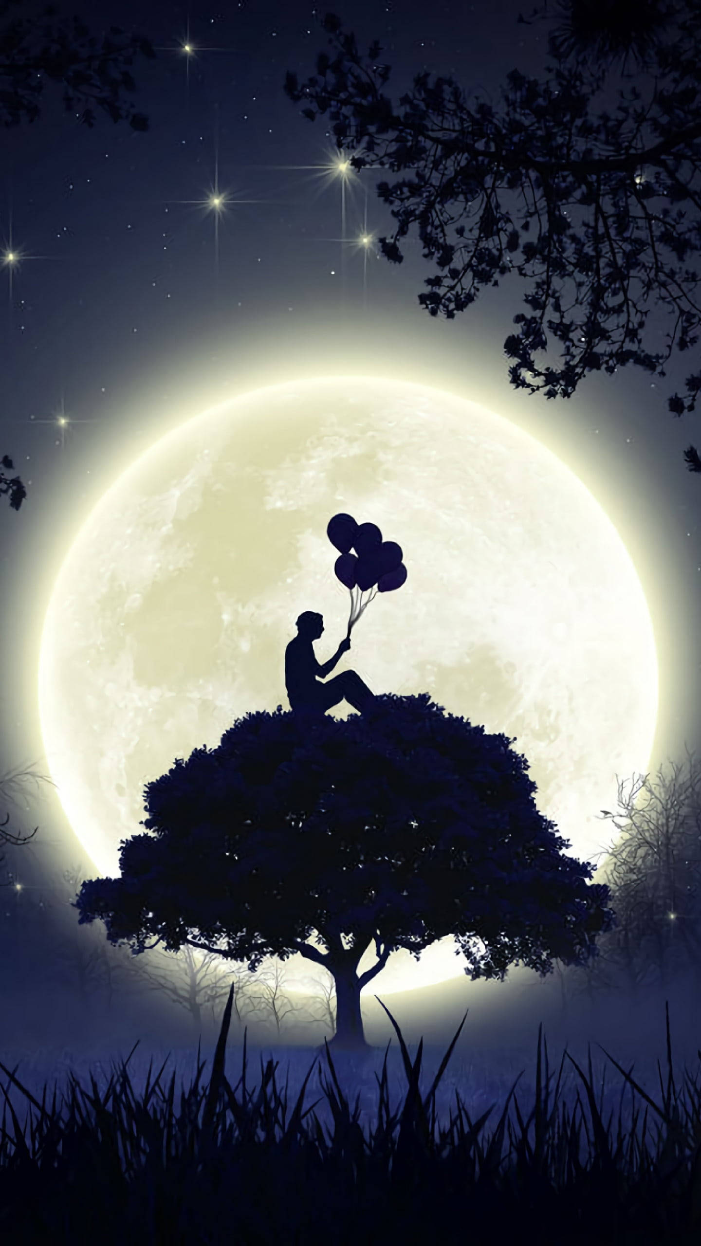 Boy 桌布 壁紙 — 一個孤獨的身影坐在樹頂上，手持氣球，背景是發光的滿月和繁星點點的夜空。