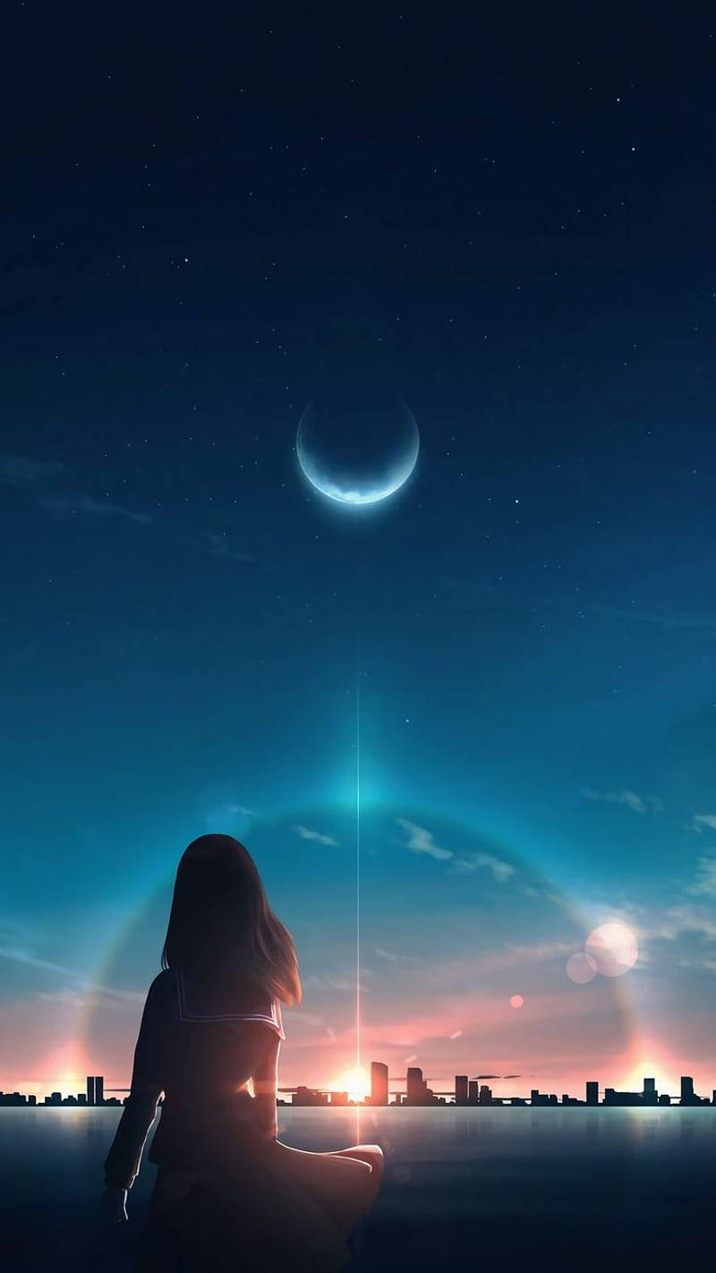 夜空 桌布 壁紙 — 一個孤獨的身影坐在水邊，凝視著發光的彎月和璀璨的城市天際線，在繁星點點的暮色天空下。